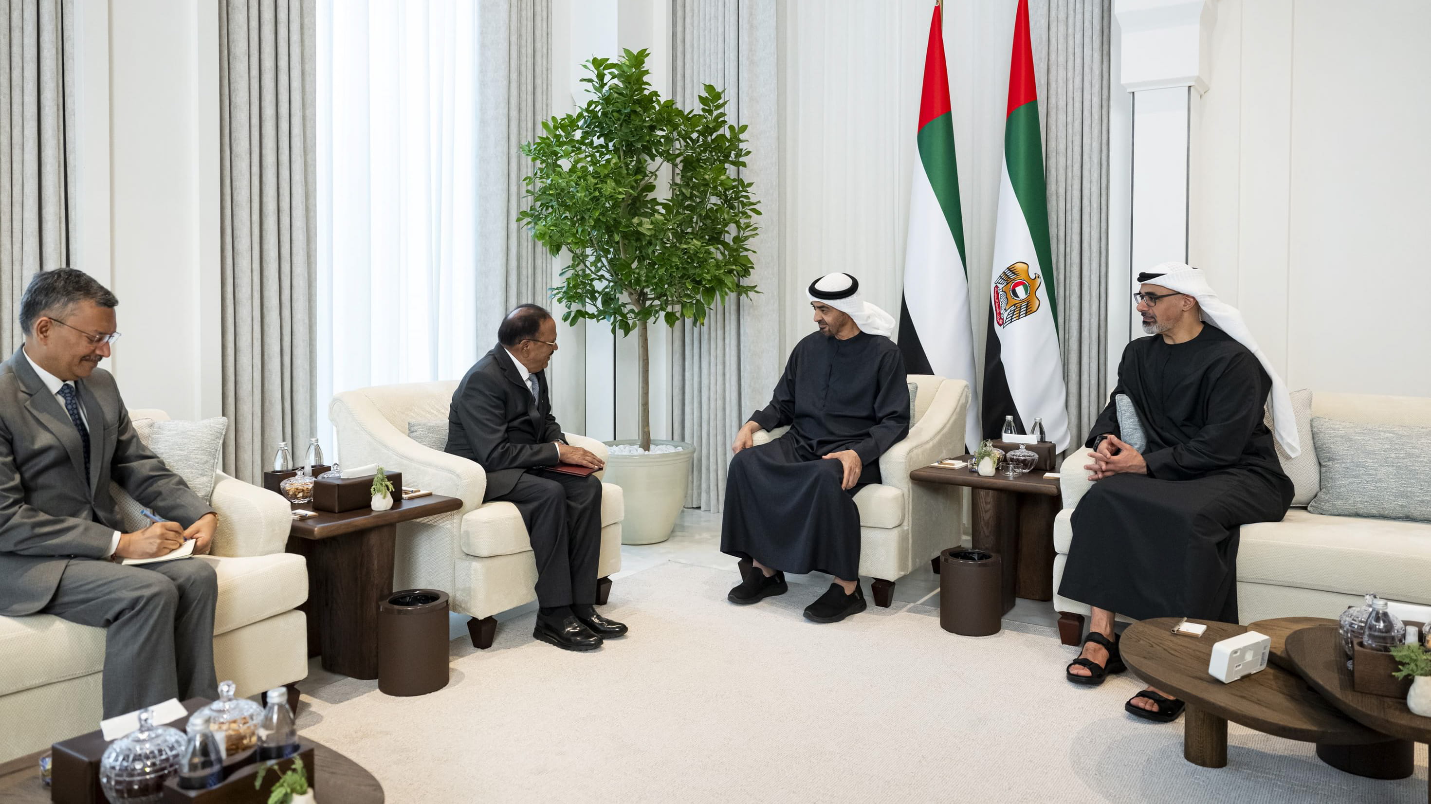 رئيس الدولة يبحث مع مستشار الأمن الوطني بالهند الأوضاع في المنطقة  