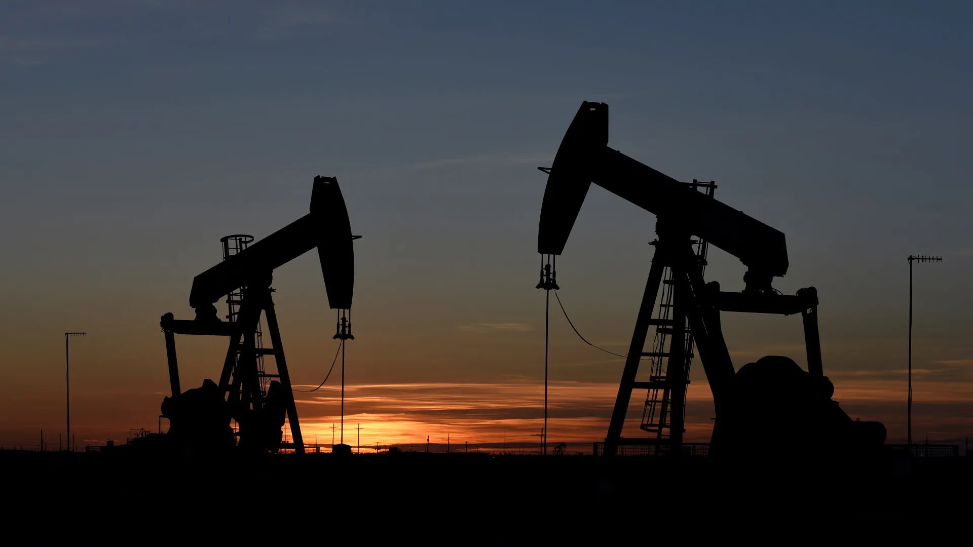 Oil prices surge, gold retreats as dollar strengthens