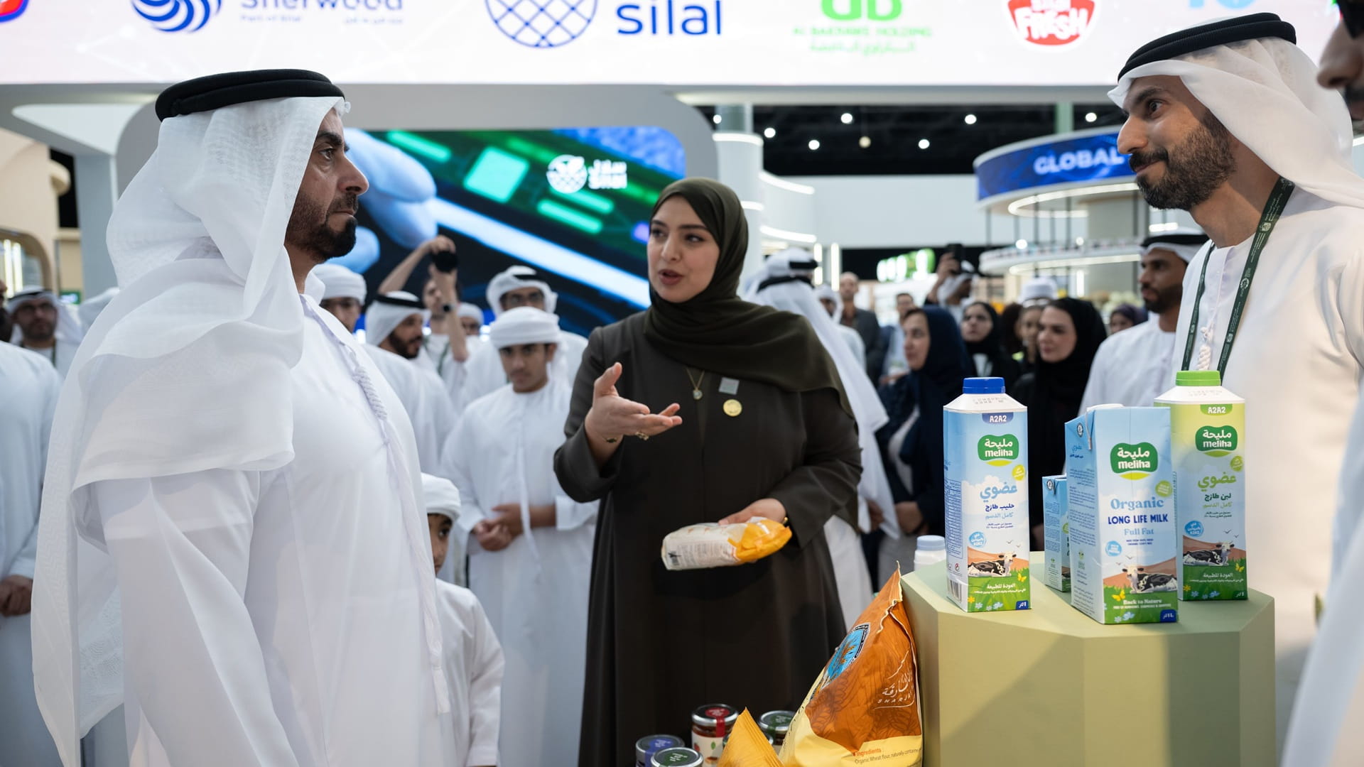 سيف بن زايد يطلع على المؤتمر والمعرض الزراعي الإماراتي في العين