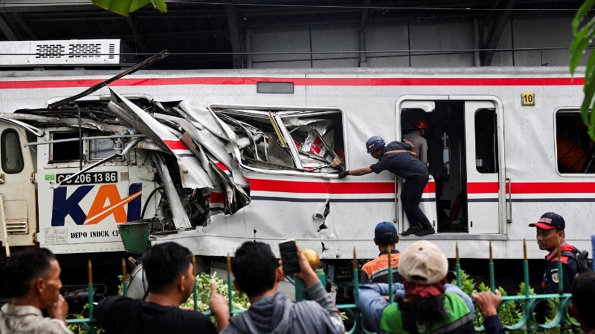 Indonesia train crash toll rises to 14 