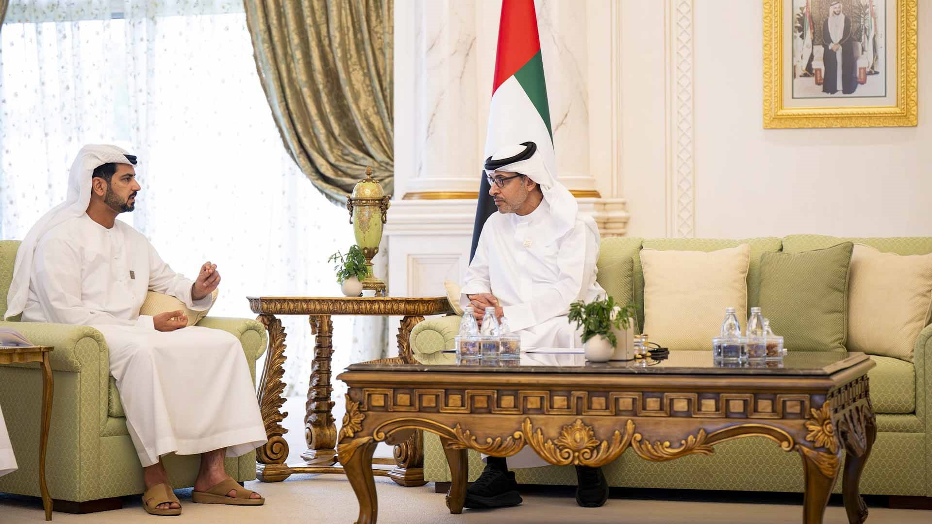 هزاع بن زايد يطلع على برامج تعزيز منظومة الدعم الاجتماعي في العين 