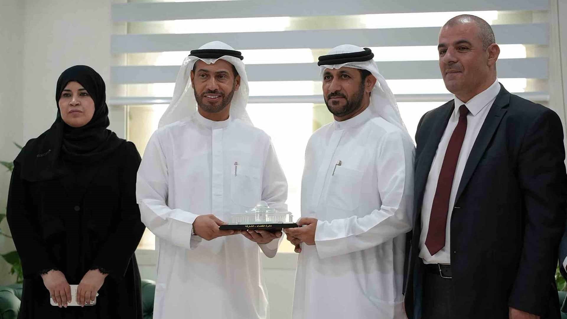قضاء الشارقة وجامعة خورفكان تبحثان تعزيز التعاون