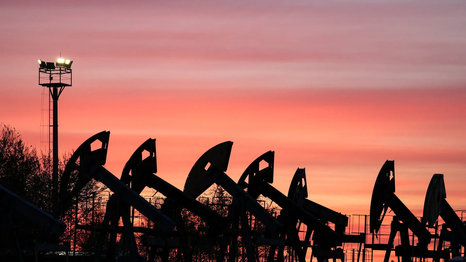 Oil prices surge amid US-Iran tensions 