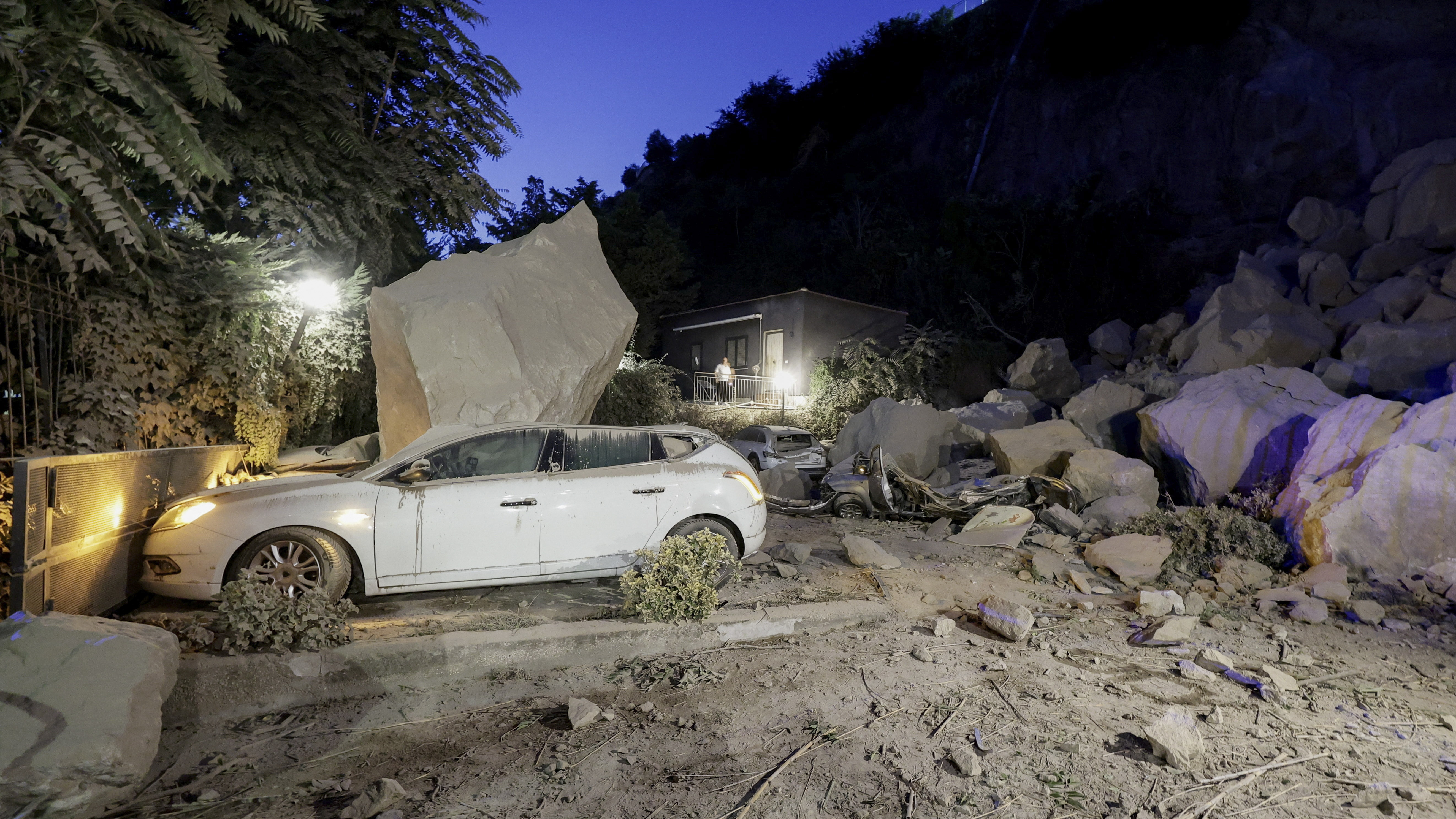 Image for the title: 4.7-magnitude quake hits volcanic region near Naples 