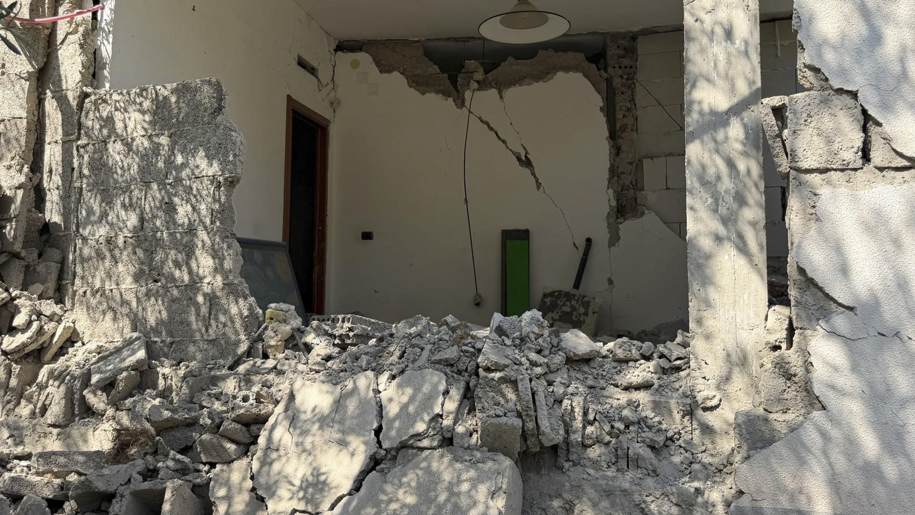 Image for the title: Southern Italy earthquake leaves 26 injured, 300 evacuated 