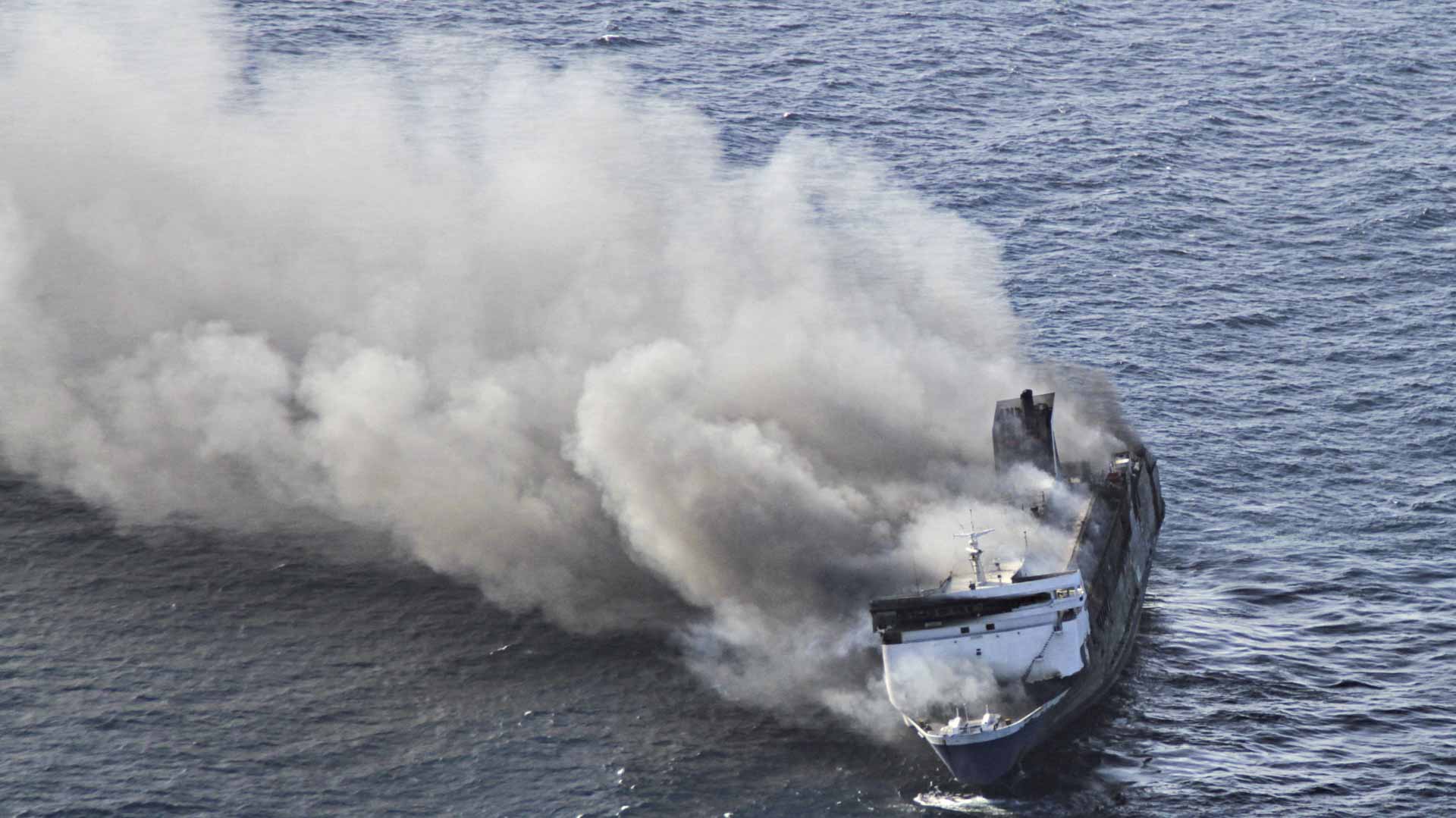 إندونيسيا تواصل البحث عن 28 مفقوداً بعد حريق عبارة