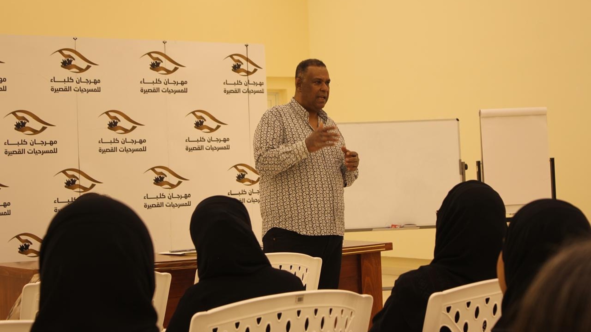 صورة بعنوان: دورة "عناصر العرض المسرحي" تنظم ورشة "الإخراج" في كلباء 