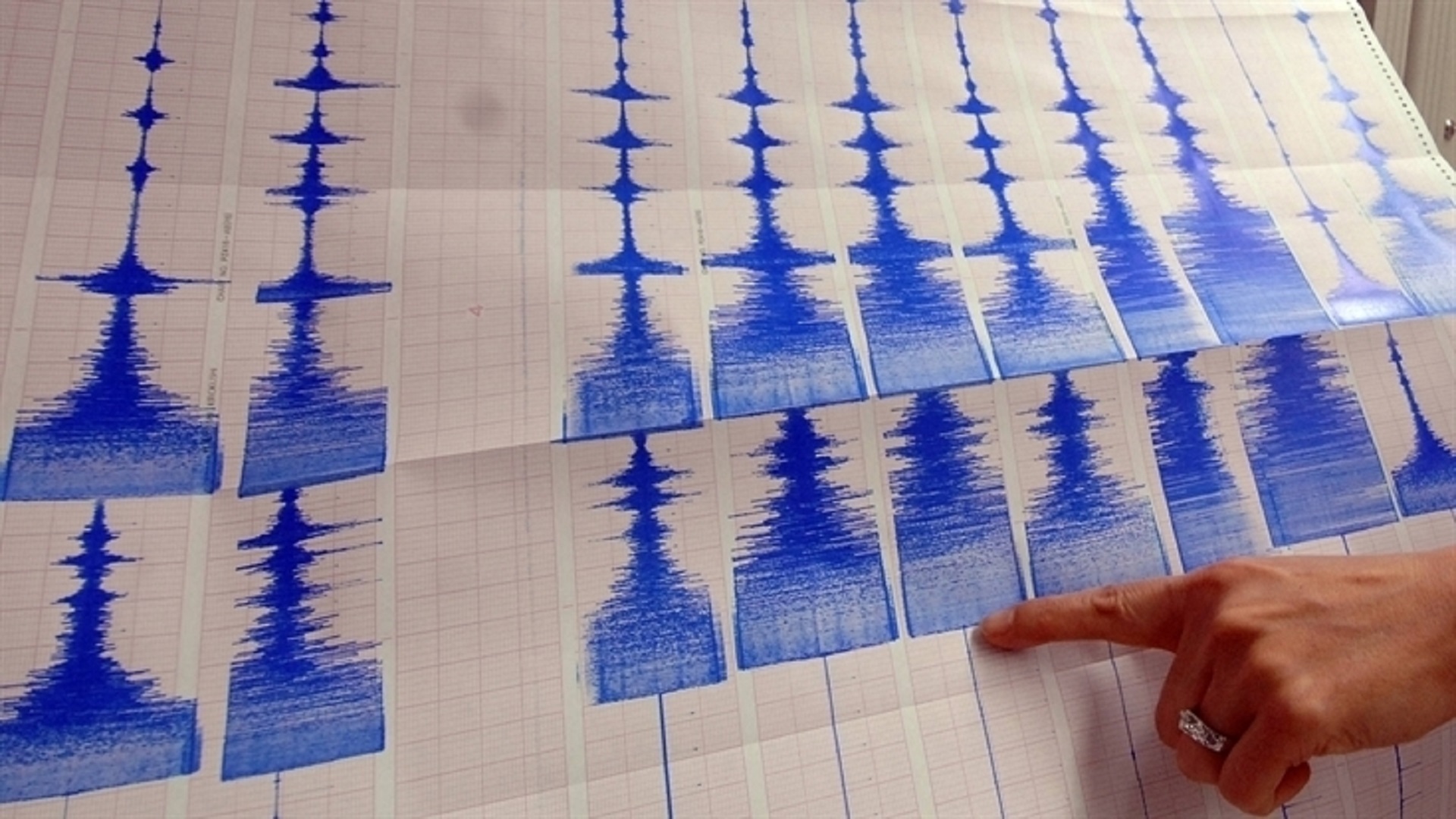 مجدداً.. زلزال بقوة 5.9 درجة يهز منطقة "فلوريس" بإندونيسيا