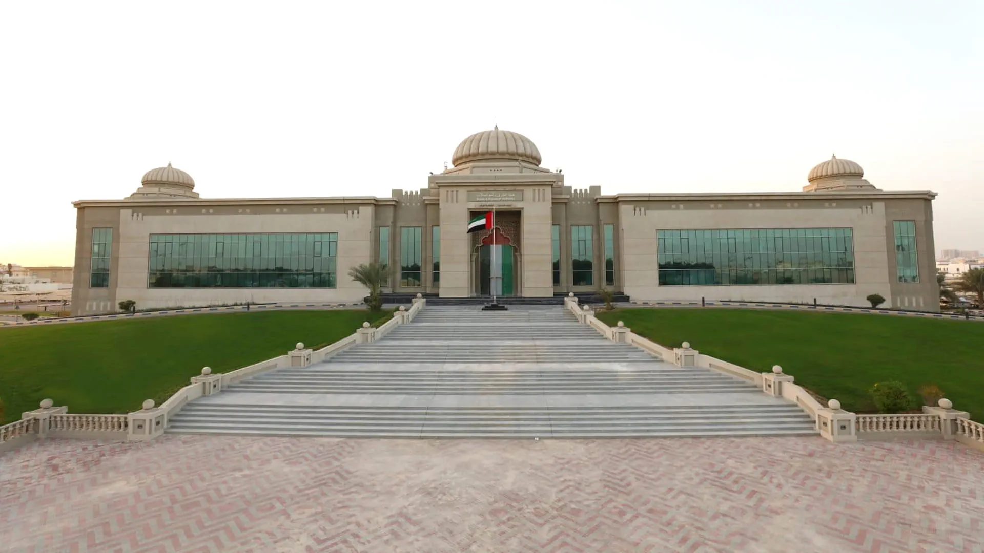  طرق الشارقة تغلق طريقاً بمحاذاة الجزات كلياً لمدة 3 أيام 