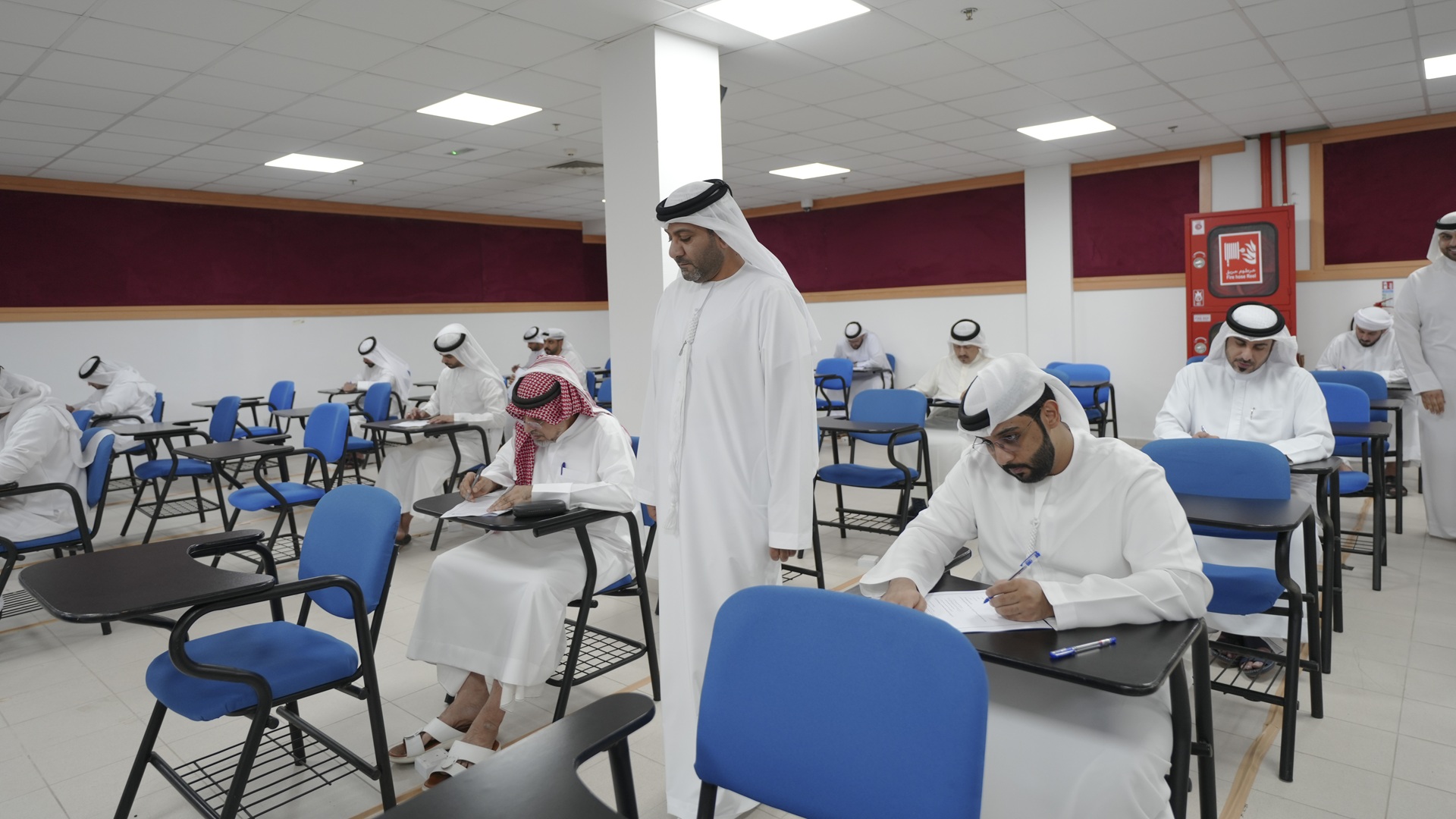 دائرة القضاء تنظم الاختبار التحريري للمتقدمين في "القاضي المساعد"
