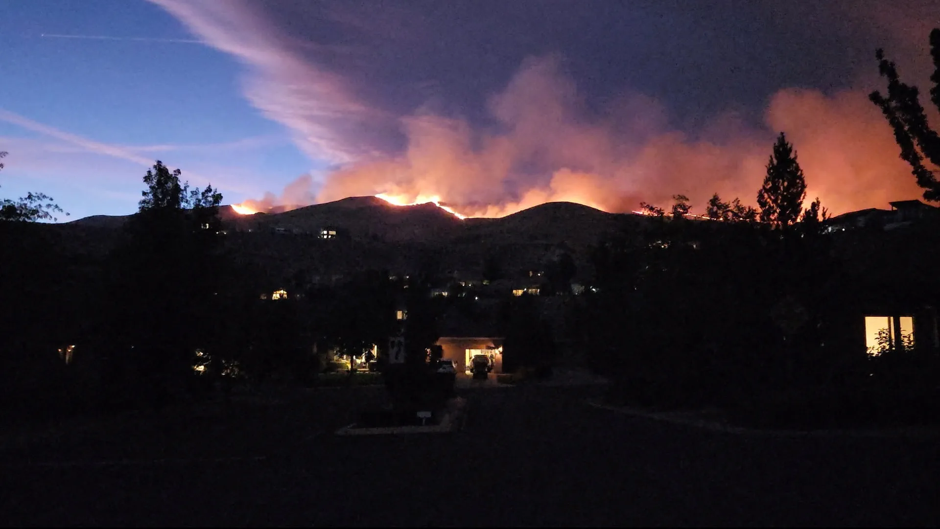 Tens of thousands flee as wildfire bears down on Reno 