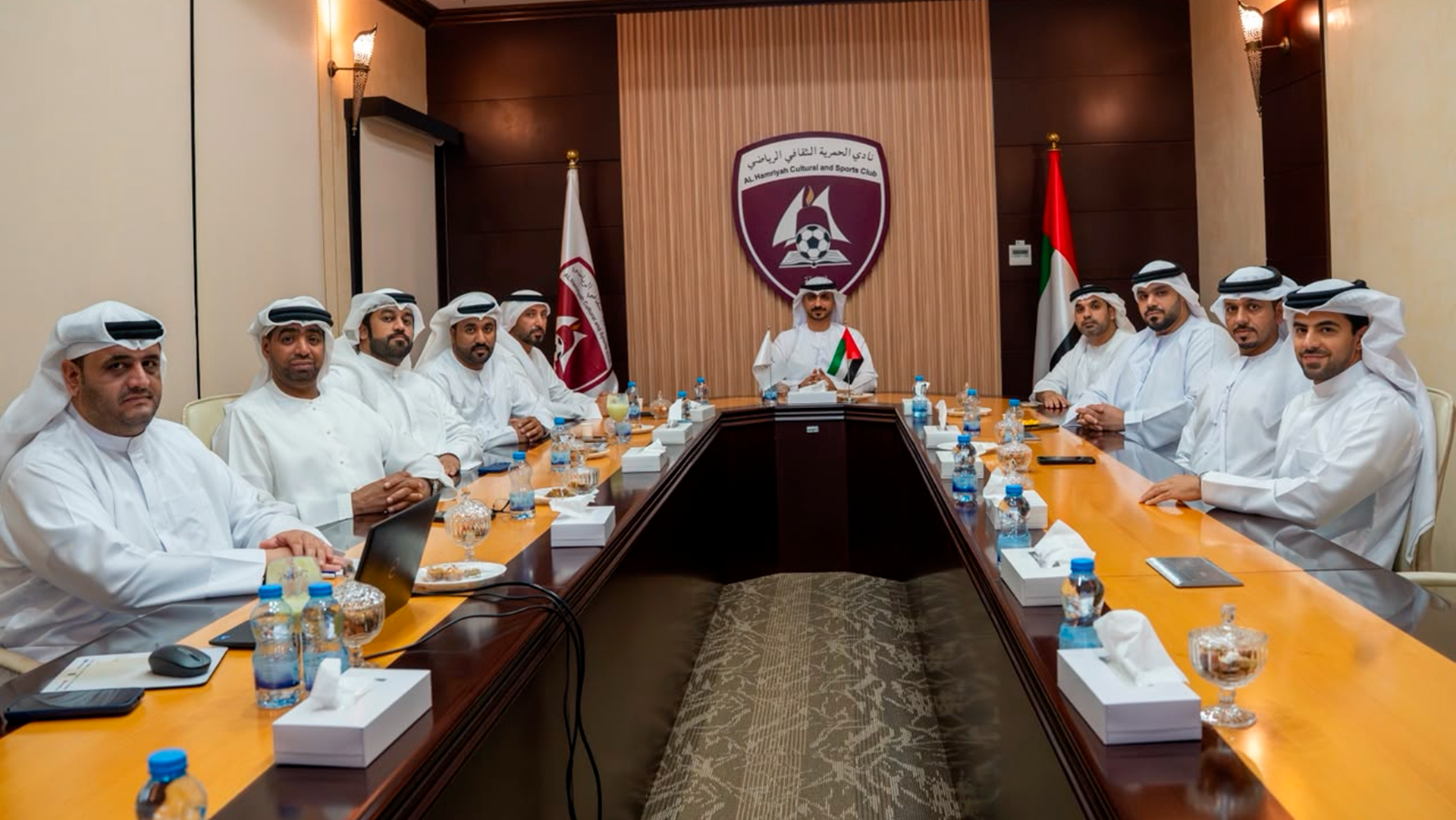 نادي الحمرية يبحث خطط تطوير العمل الرياضي والمؤسسي 