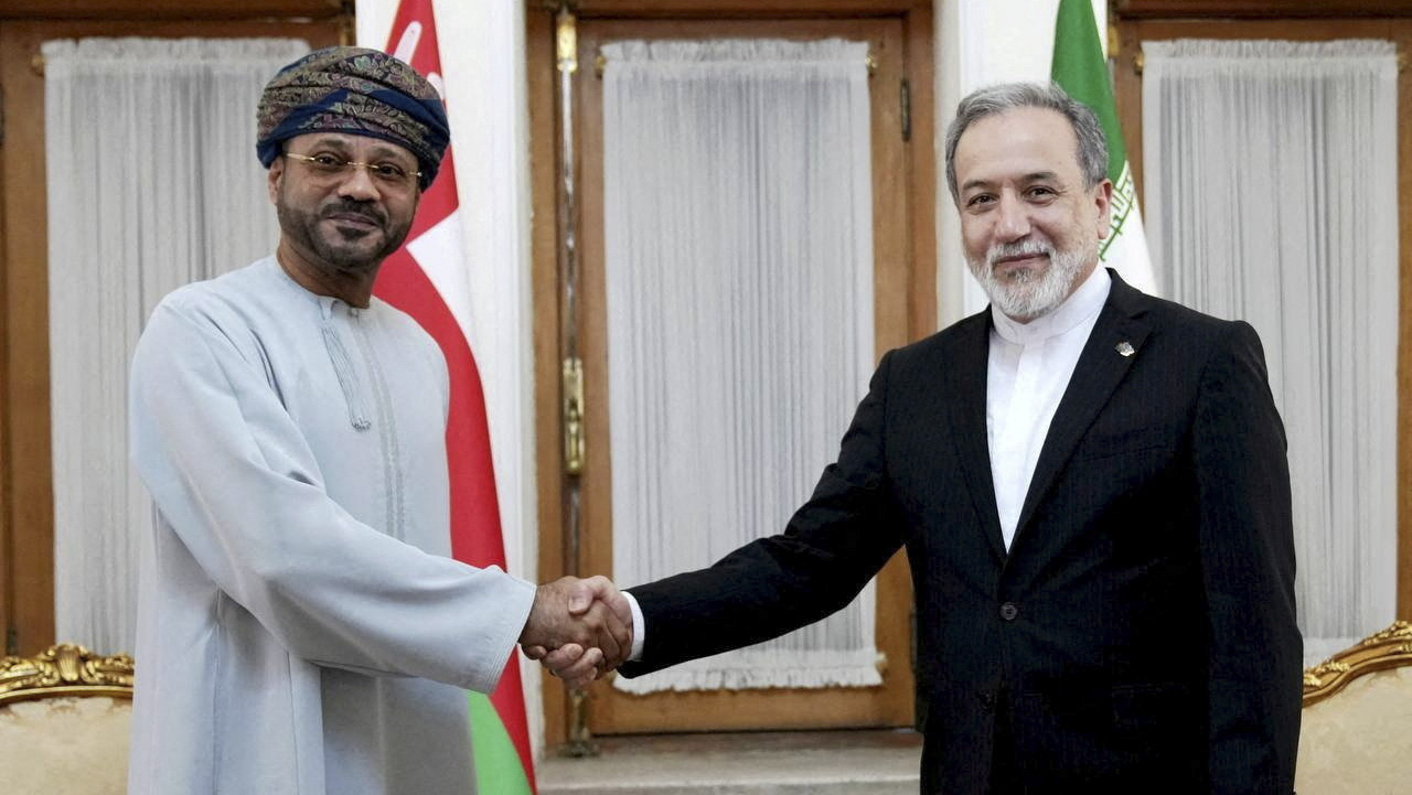 عُمان وإيران تبحثان إطاراً مرحلياً لإنشاء ممر مؤقت عبر مضيق هرمز