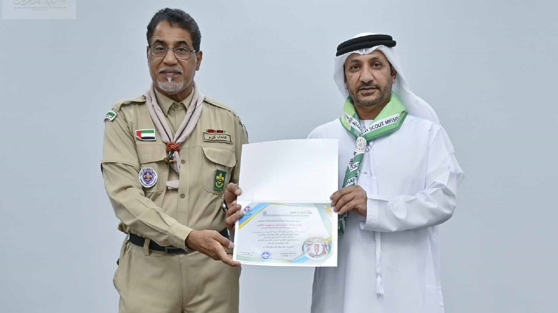 سالم بن هويدن يتقلد المنديل الكشفي ودرع مفوضية كشافة الشارقة