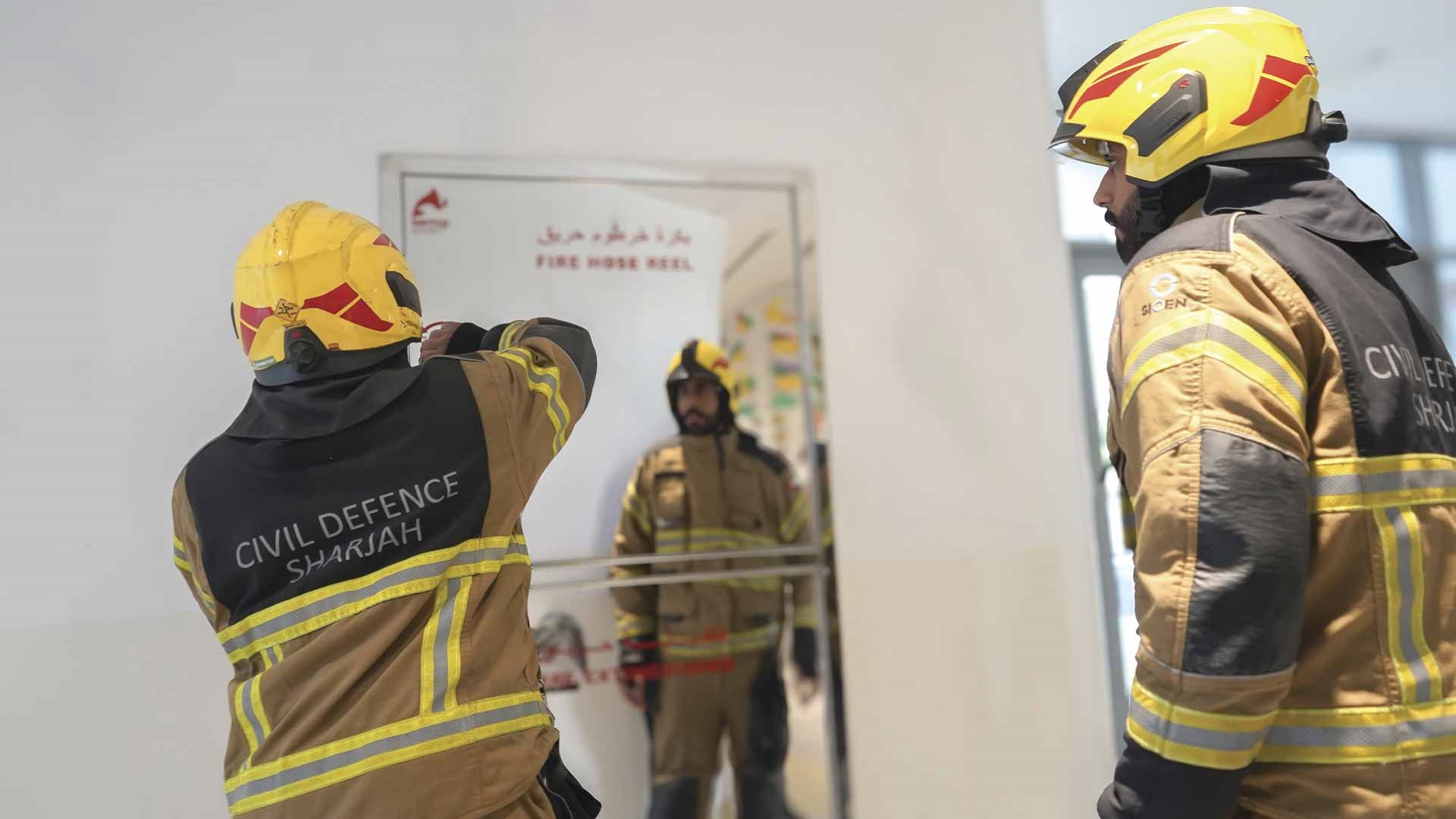 دفاع مدني الشارقة يدعو للالتزام بإجراءات الوقاية والسلامة بالمدارس 