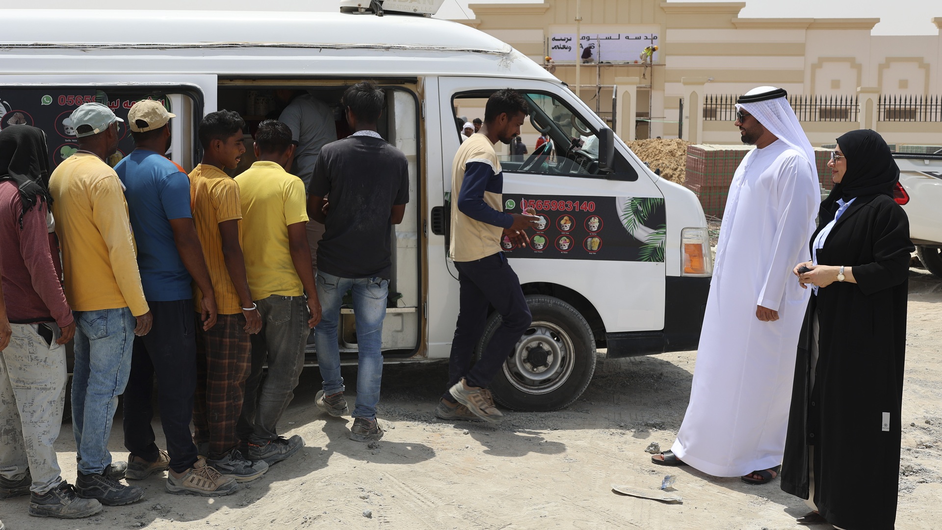 "أشغال الشارقة" توزّع المثلجات على العمال في مشروع مدرسة المهذب
