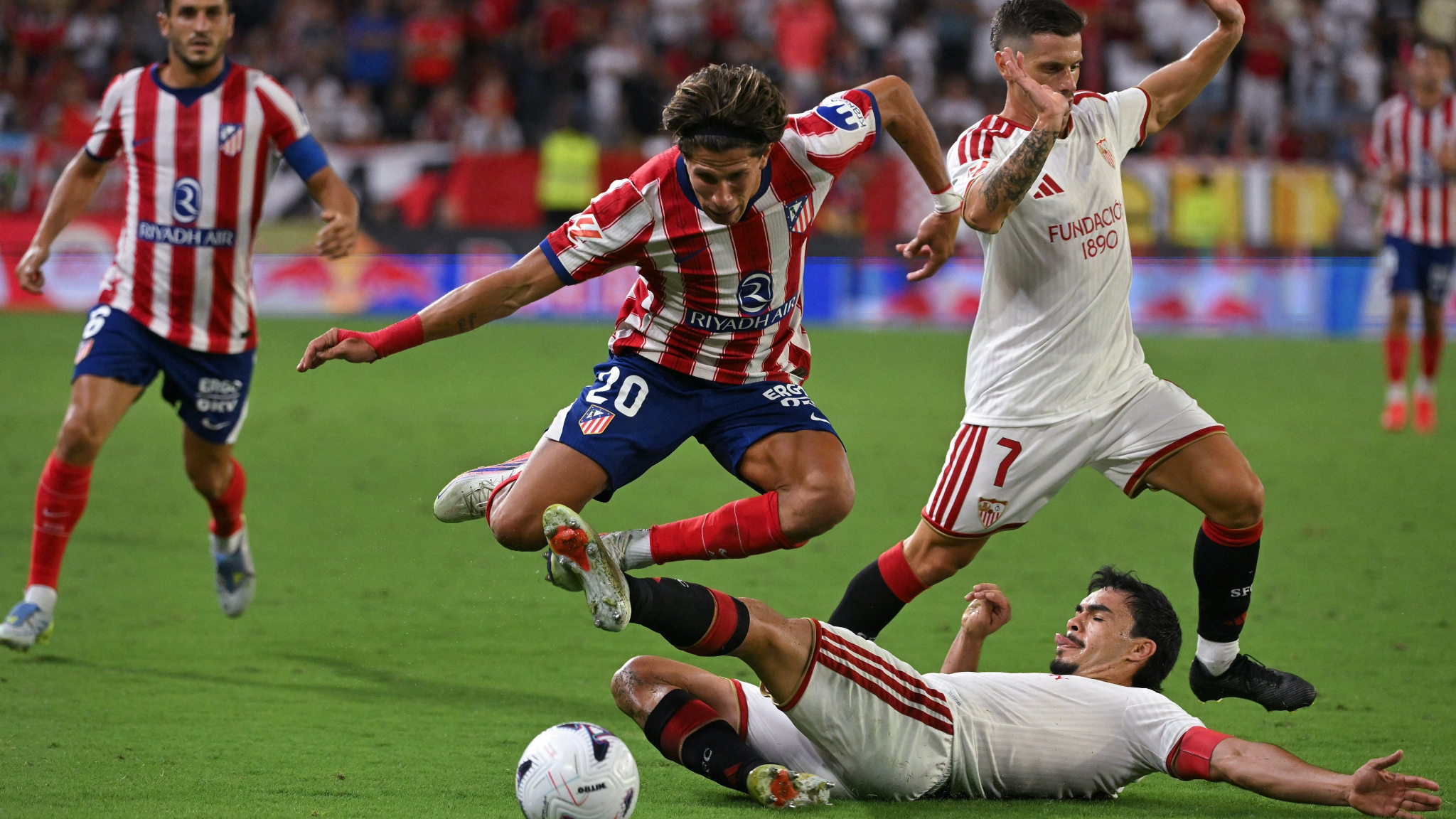 أتلتيكو مدريد يعتلي صدارة الدوري الإسباني
