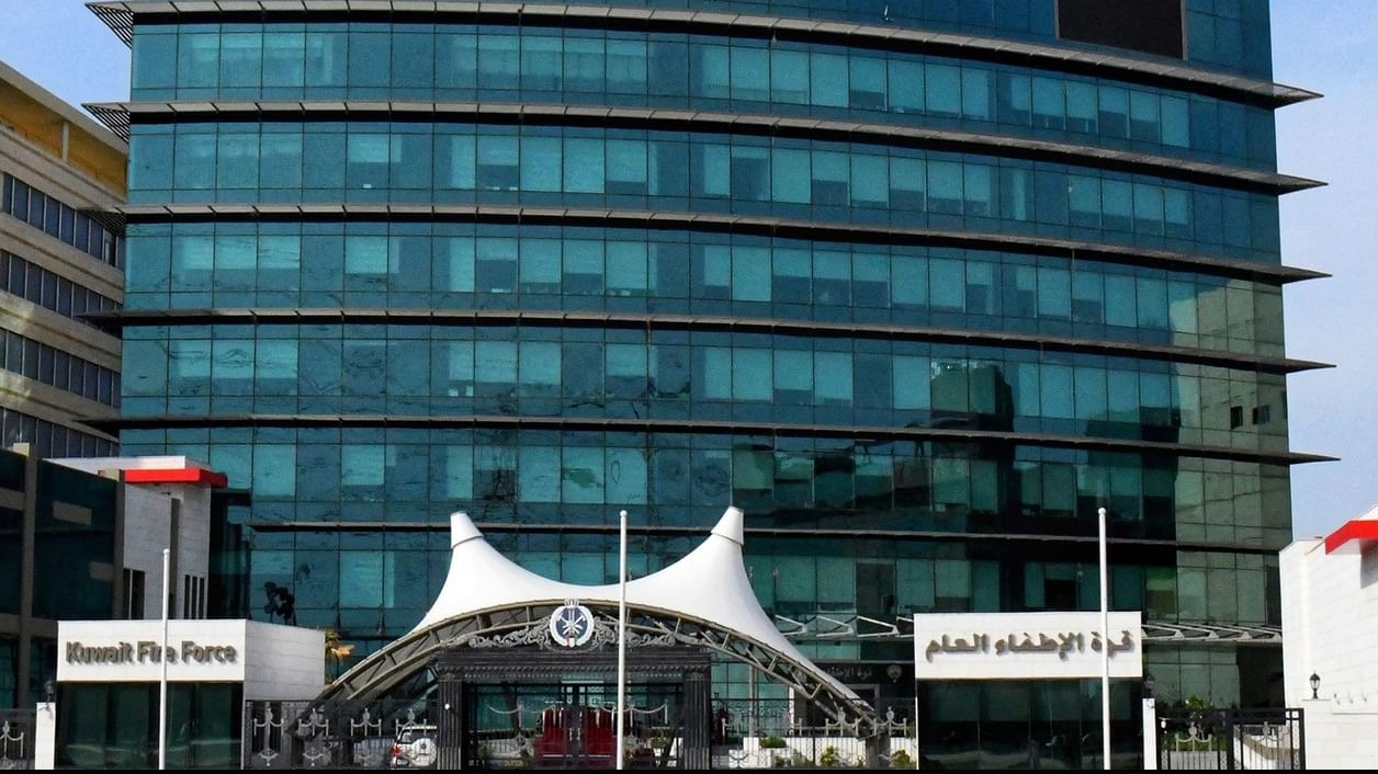 الكويت تسيطر على حريق في مجمع سكني بعد استهدفه بمسيرة معادية 