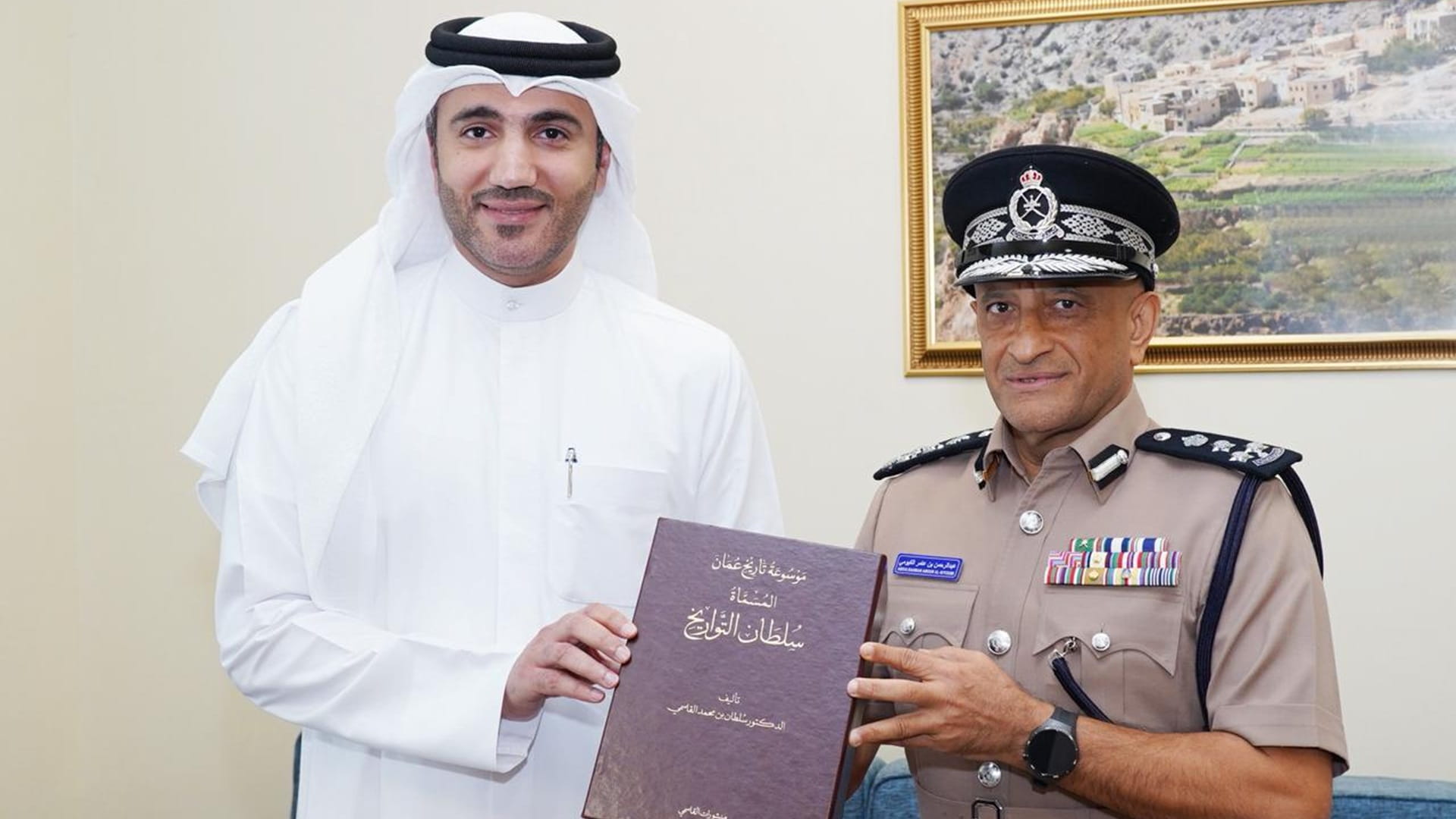 وفد لجنة منافذ الشارقة يزور منفذ الروضة العُماني لتعزيز التعاون