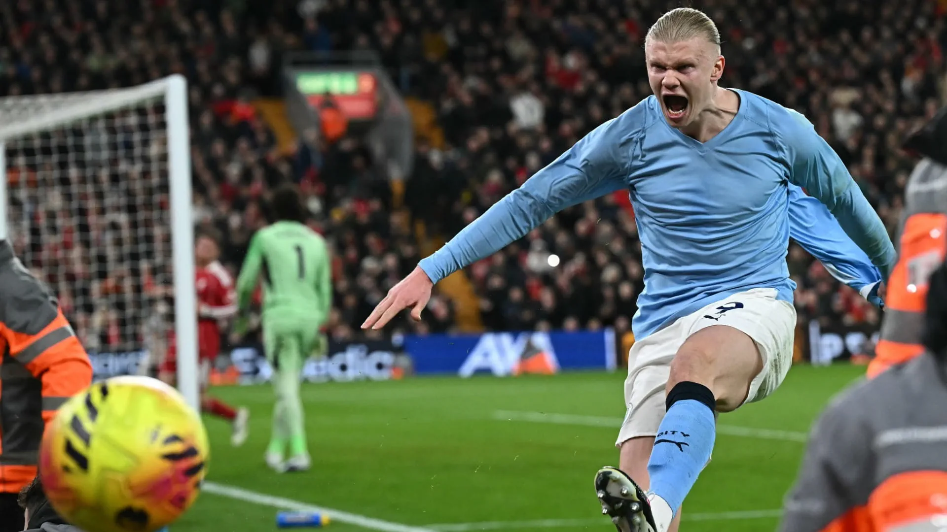 Manchester City defeats Liverpool in the English Premier League 