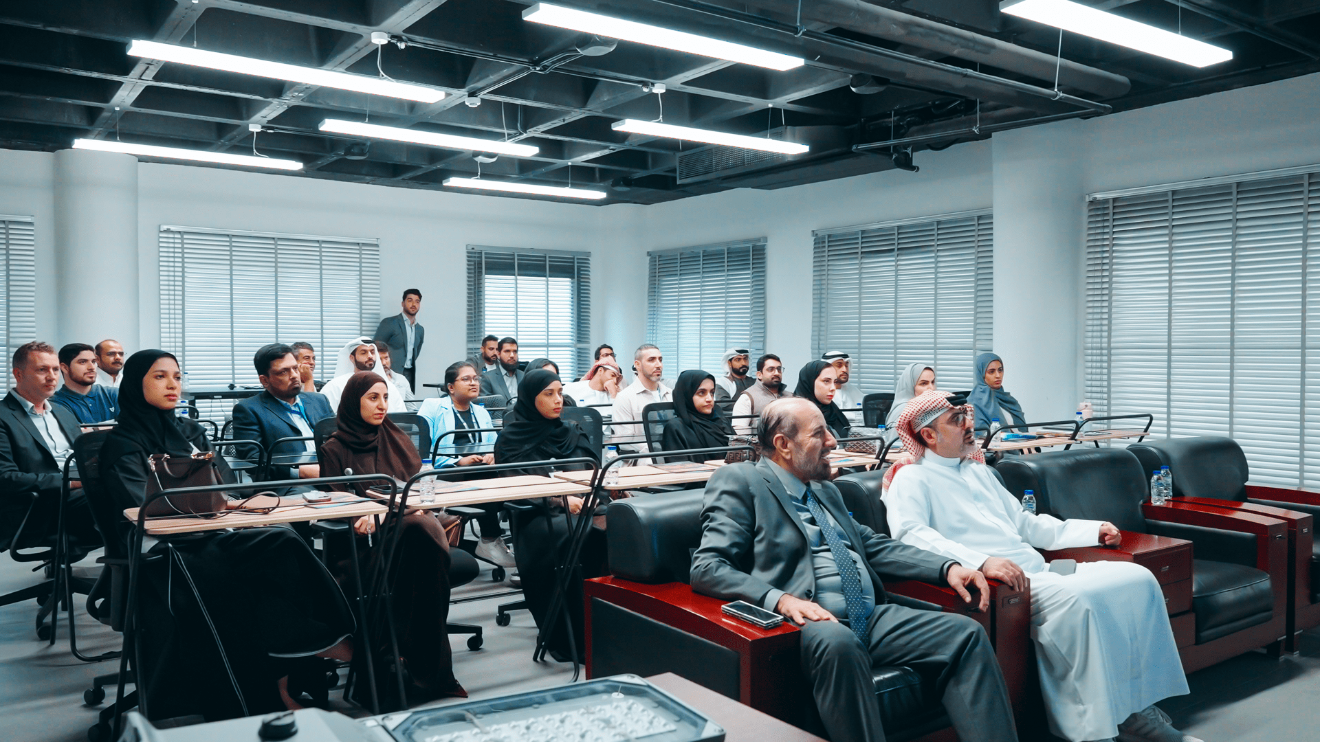 صورة بعنوان: كهرباء الشارقة تنظم ندوة "الإنارة المتصلة للمدن الحديثة" 