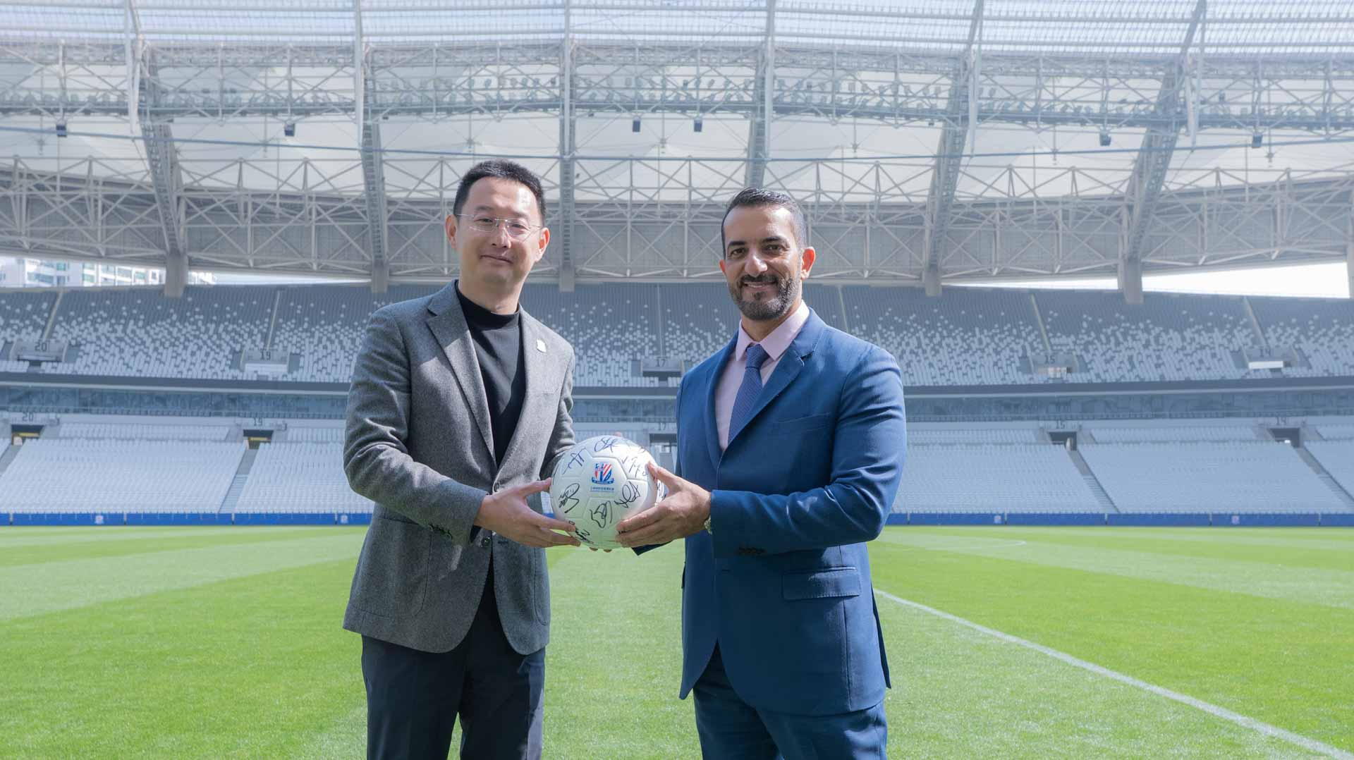 Sultan bin Ahmed visits Shanghai Football Club Stadium 