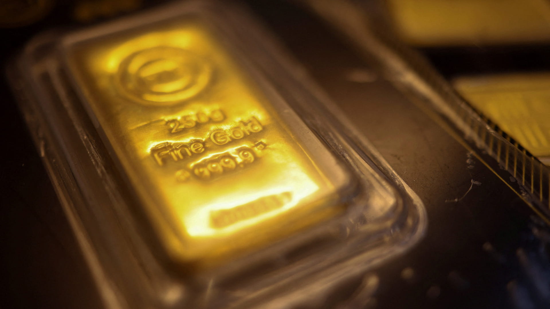 الذهب يخفت بريقه ويتراجع وسط ارتفاع الدولار الأميركي 
