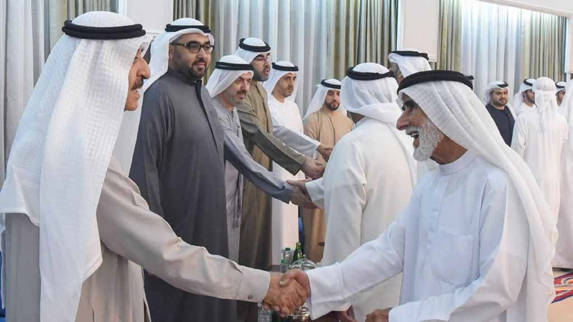 حاكم أم القيوين وولي عهده يواصلان استقبال المهنئين بشهر رمضان 