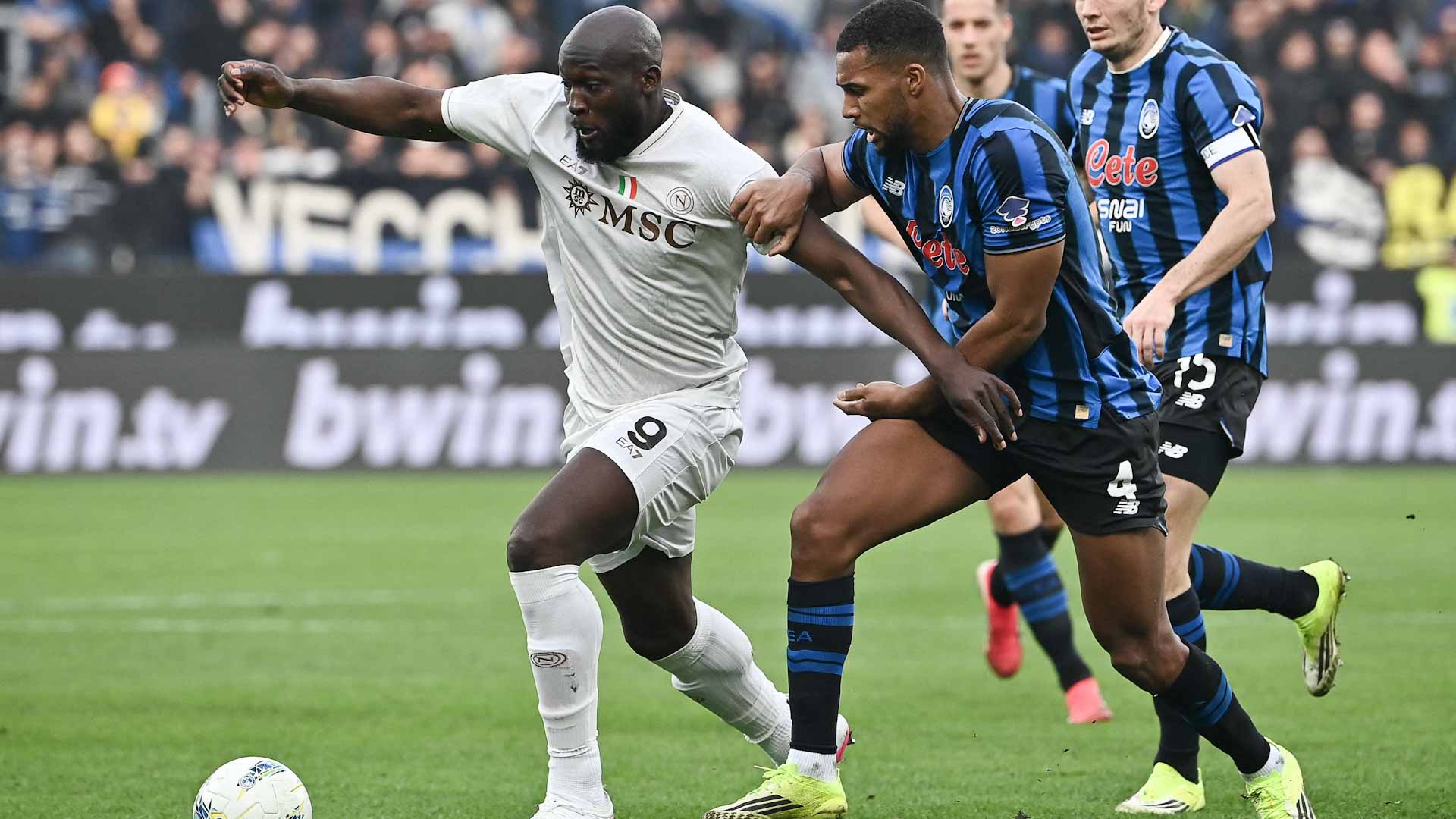 أتالانتا يقلب الطاولة على نابولي في الدوري الإيطالي لكرة القدم 