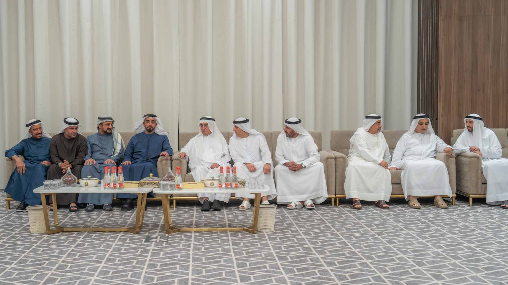 سيف بن زايد يقدم واجب العزاء في وفاة محمد عبد الكريم الزرعوني 