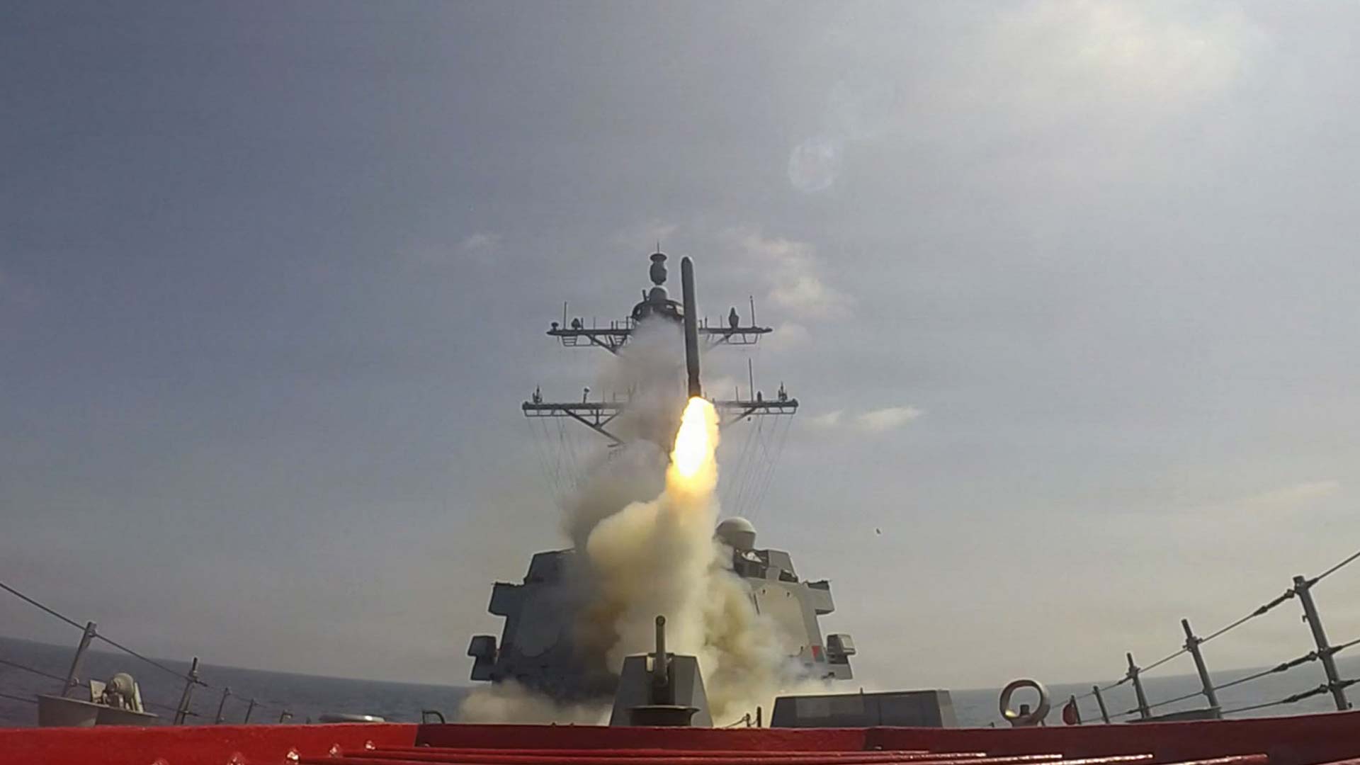 القيادة الأميركية تعلن إغراق سفينة إيرانية بخليج عمان 
