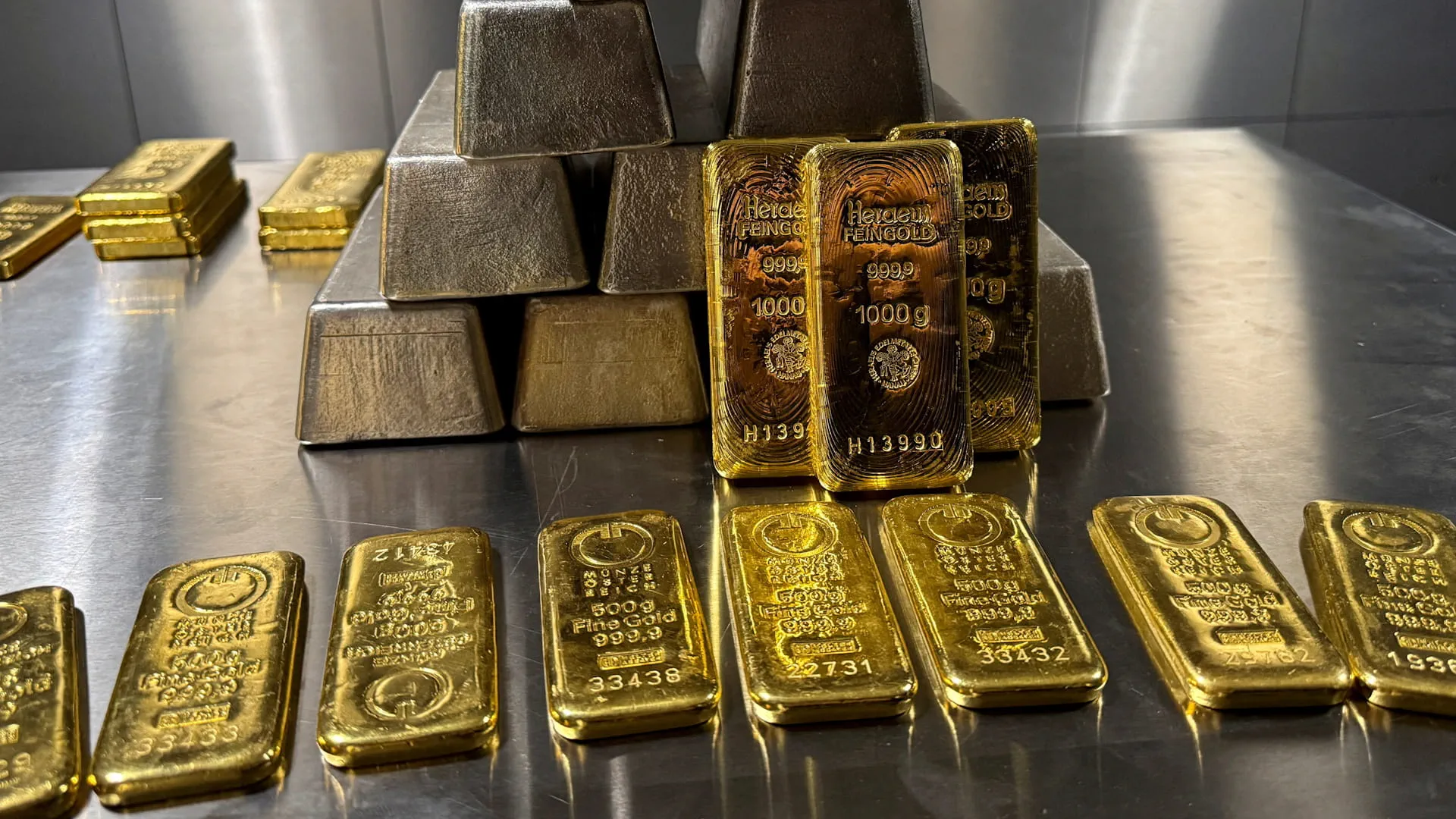 Gold rises more than 1% Monday