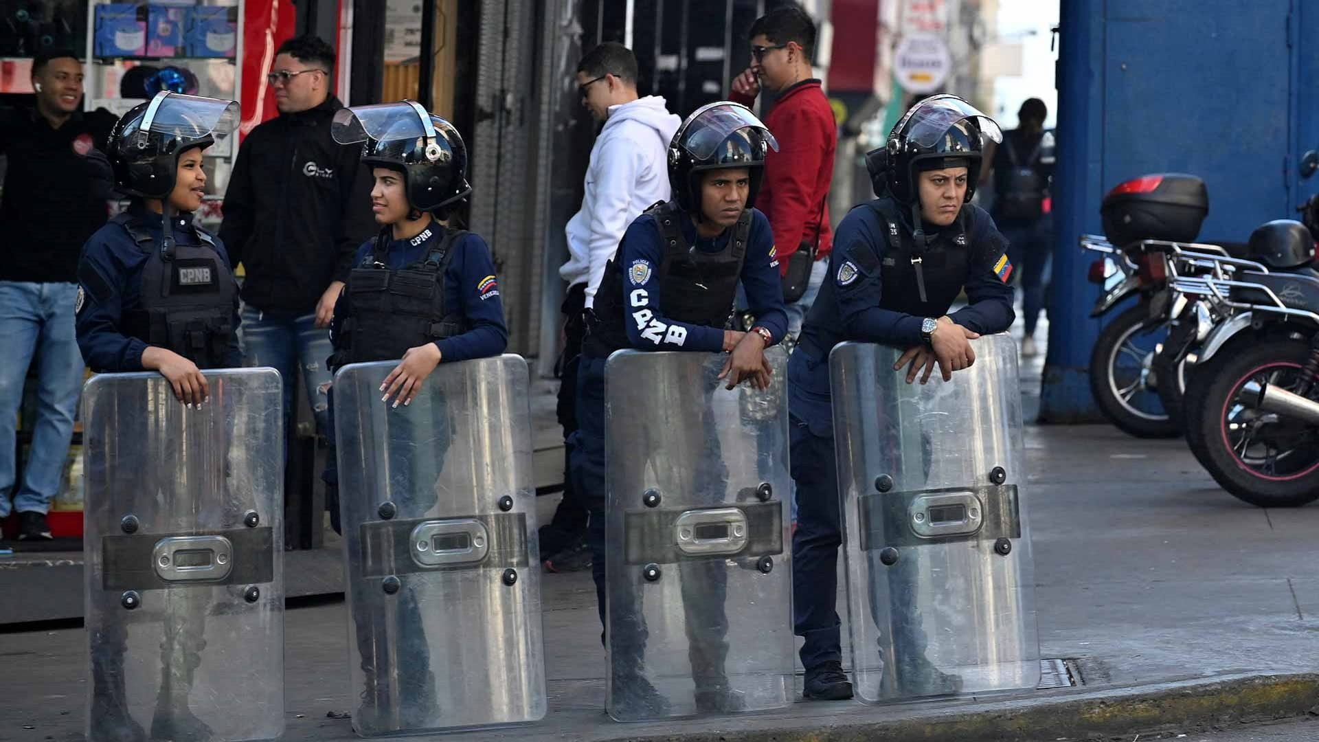 حكومة فنزويلا تأمر الشرطة بالبحث عن أي شخص دعم الهجوم الأميركي 