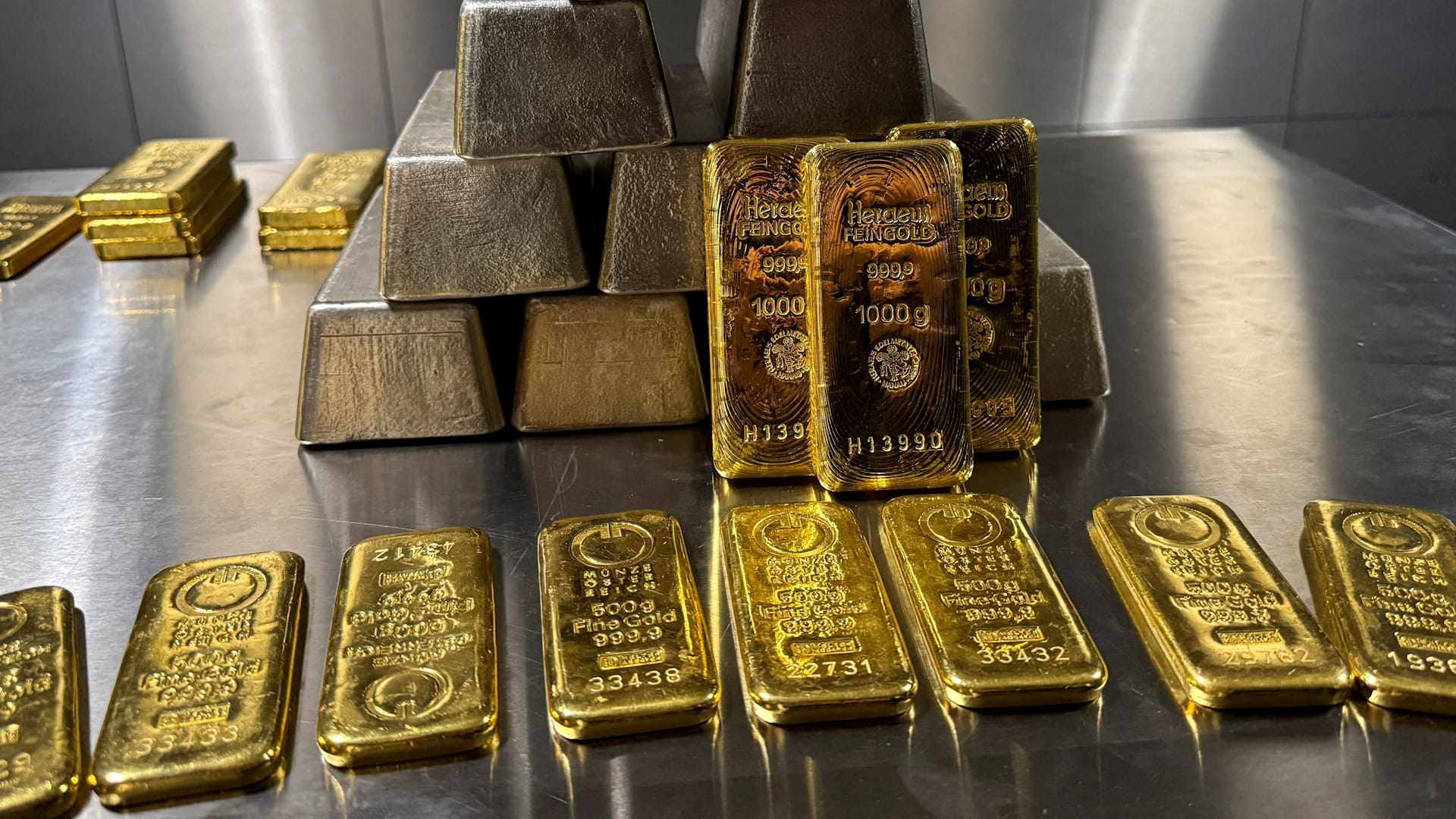 الذهب يصعد 1% مع ارتفاع الطلب على الملاذ الآمن بعد القبض على مادورو