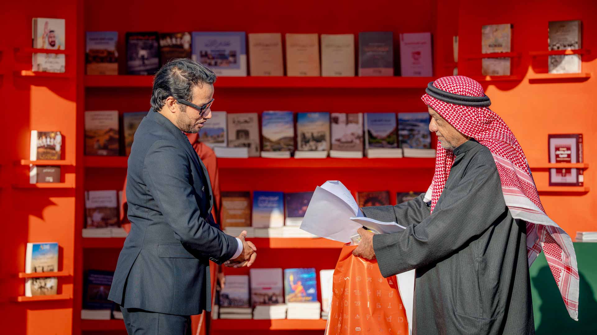 "الشارقة للتراث" يثري مهرجان الآداب بإصدارات تراثية ومعرفية قيّمة 