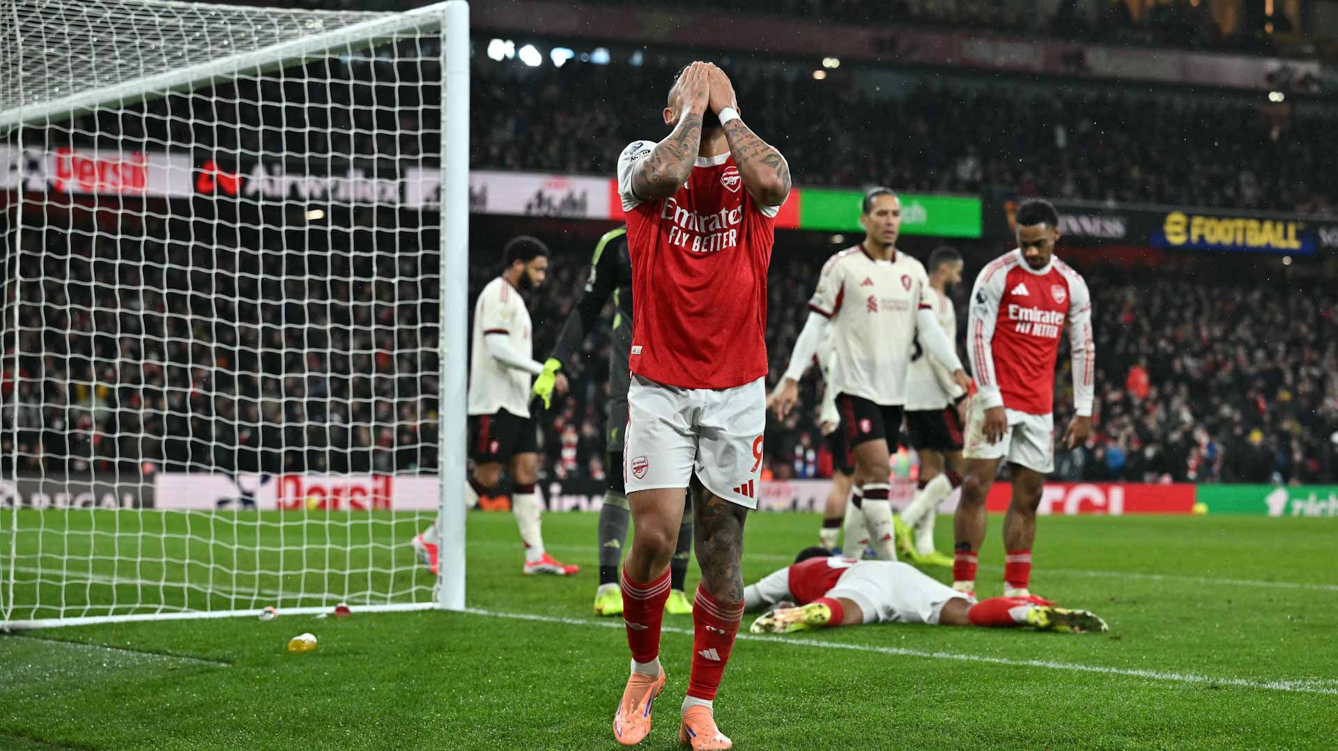 Arsenal miss chance to stretch lead in Liverpool stalemate