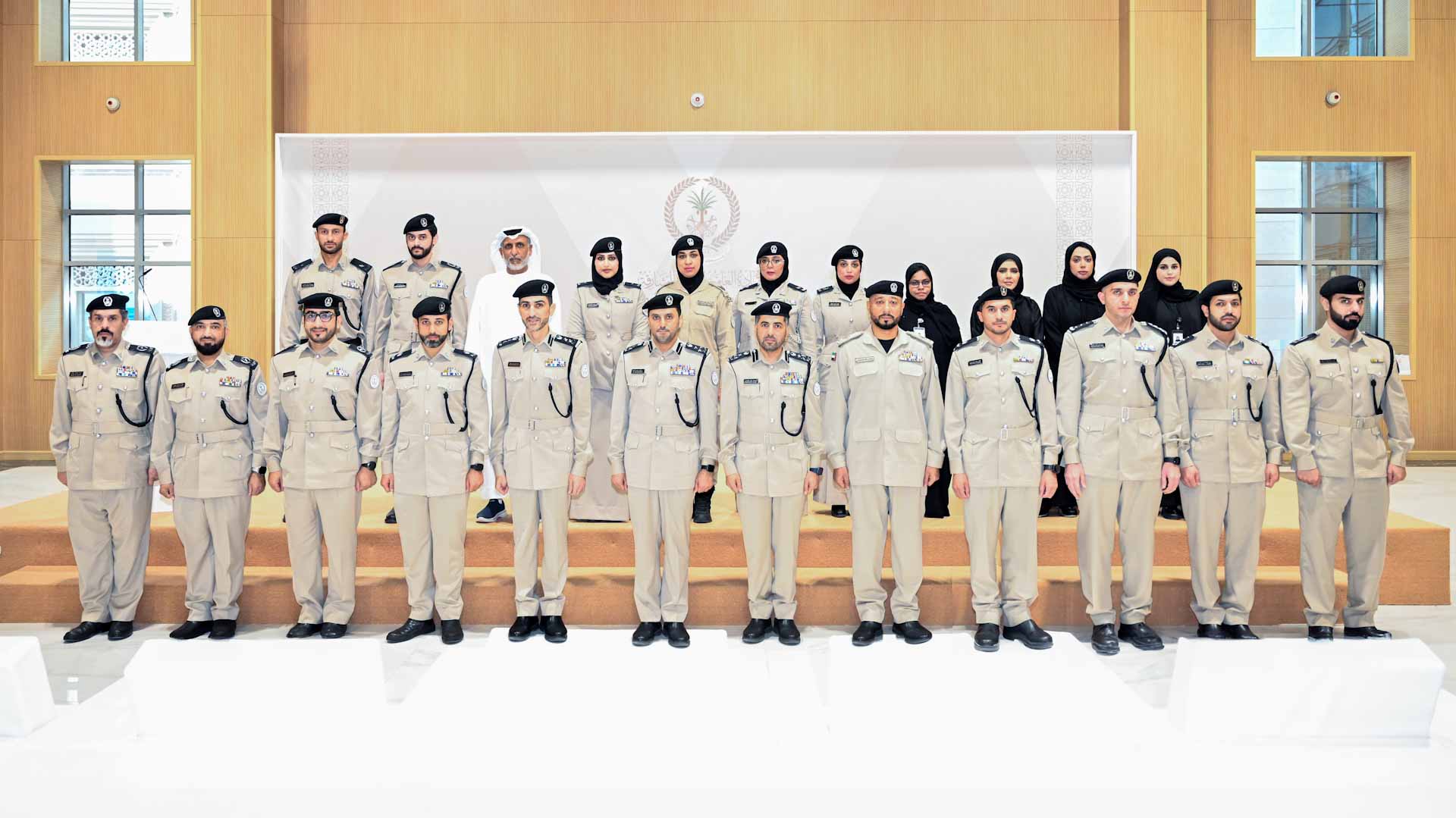 شرطة الشارقة تكرم محاضري التوعية المجتمعية مثمنة جهودهم  