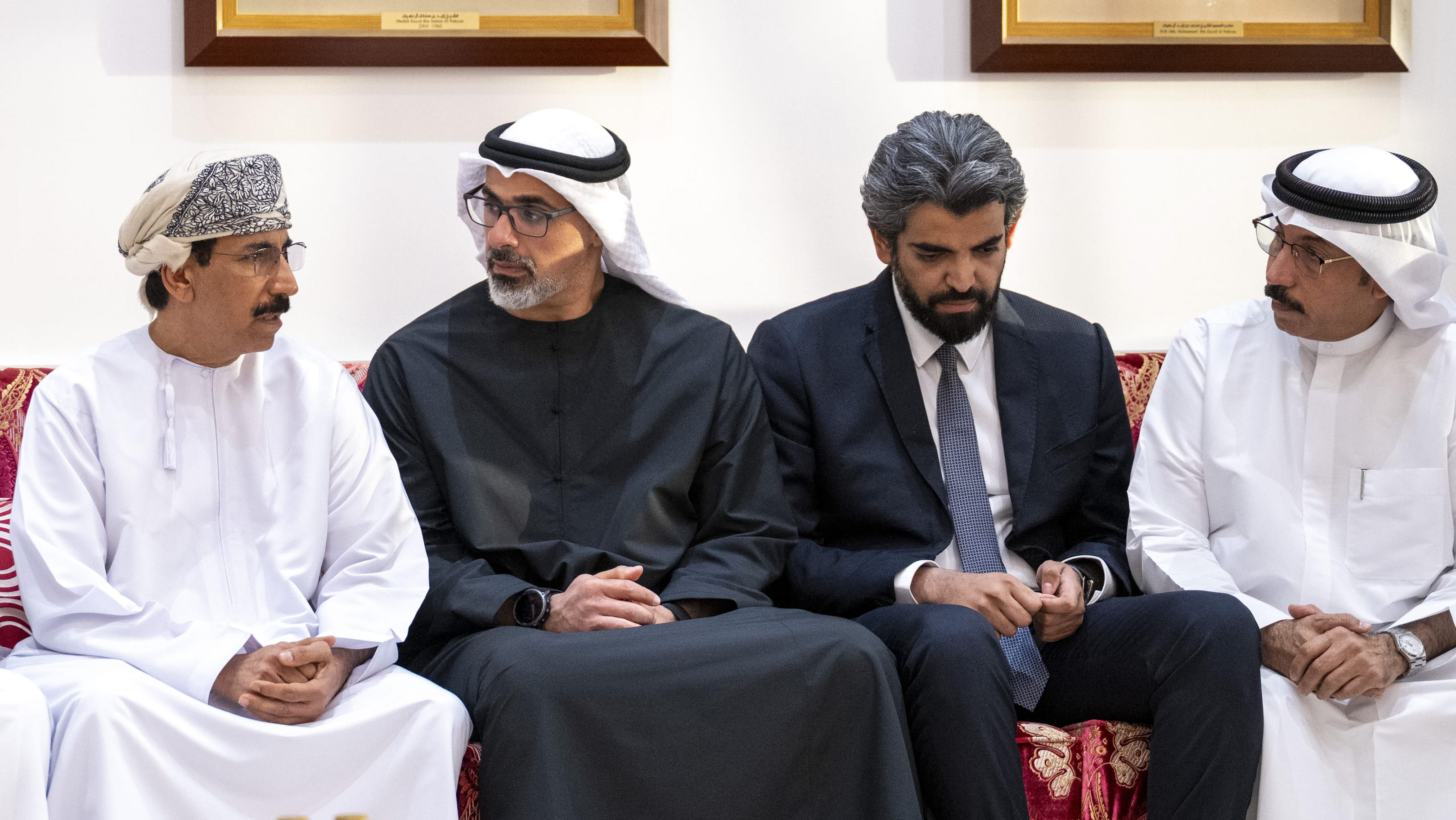 خالد بن محمد بن زايد يعزي في وفاة علي سالم البيض