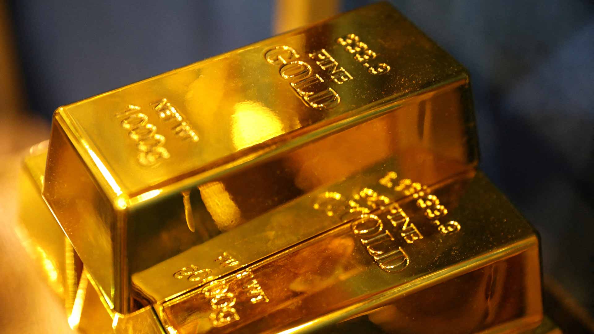 تهديدات رسوم ترامب الجديدة تدفع الذهب للتحليق ليبلغ ذروة قياسية 