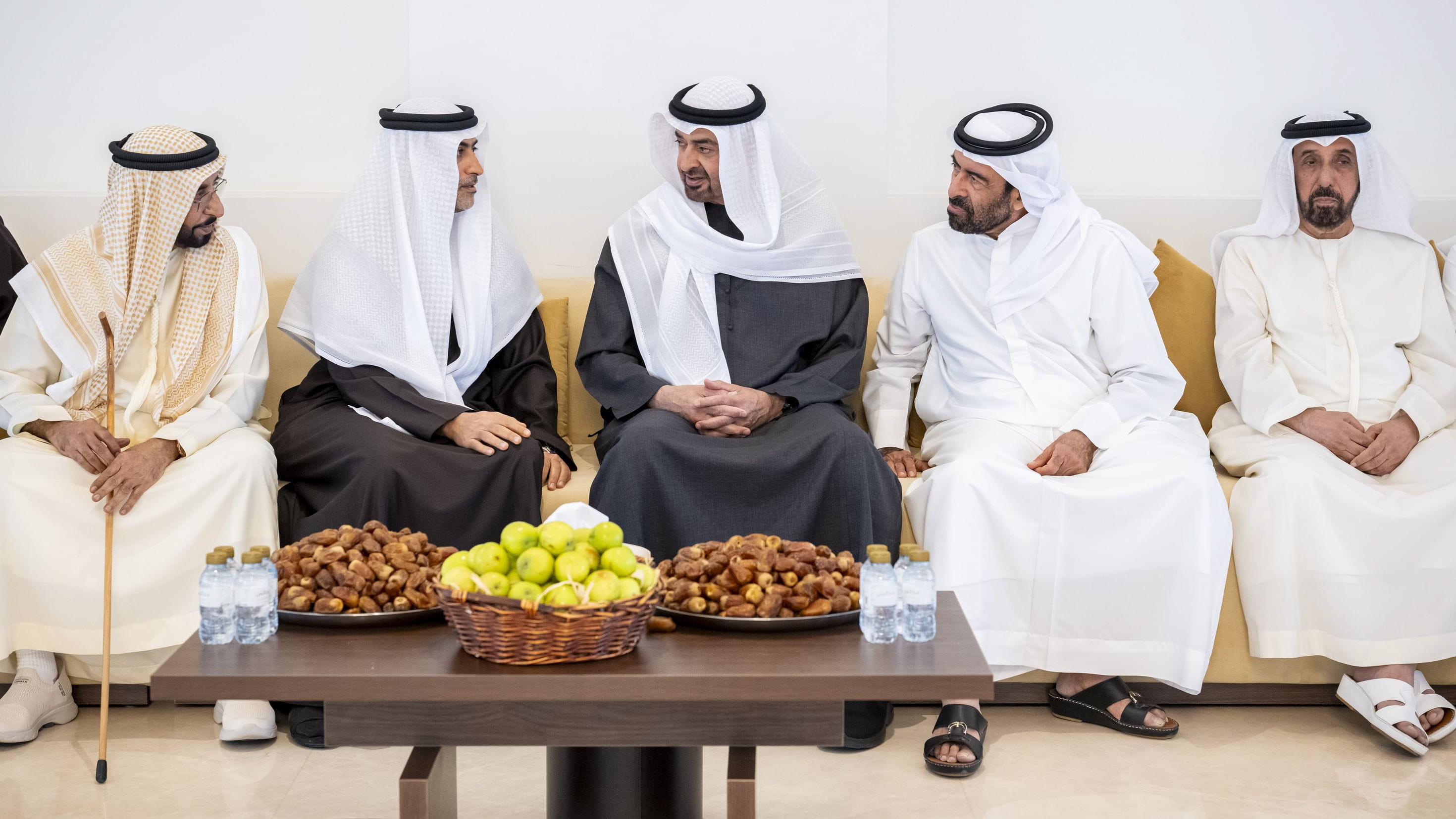 رئيس الدولة يقدم واجب العزاء بوفاة حمد بن راشد الهاجري 