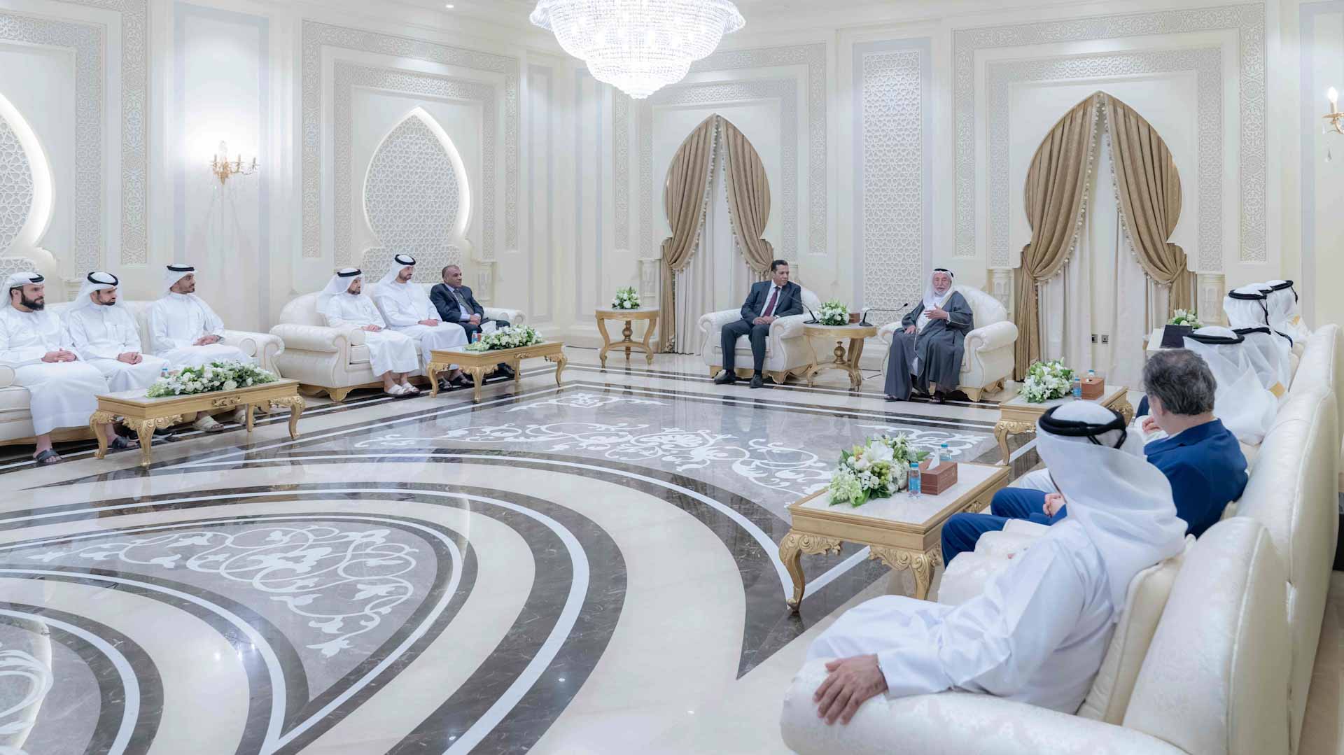 حاكم الشارقة يستقبل أبناء القارئ عبد الباسط ويطلق تطبيق "المعين" 