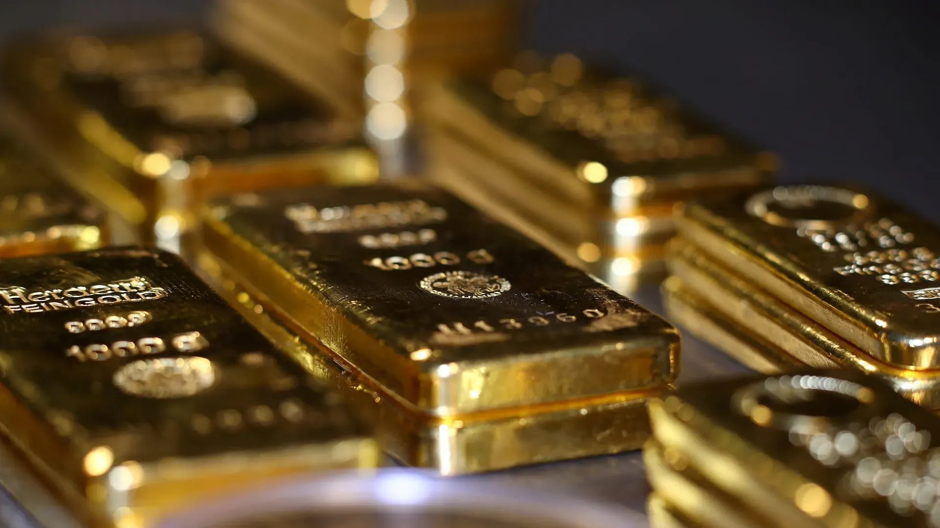 الذهب ينخفض بعد تراجع ترامب عن تهديده بفرض رسوم جمركية جديدة 