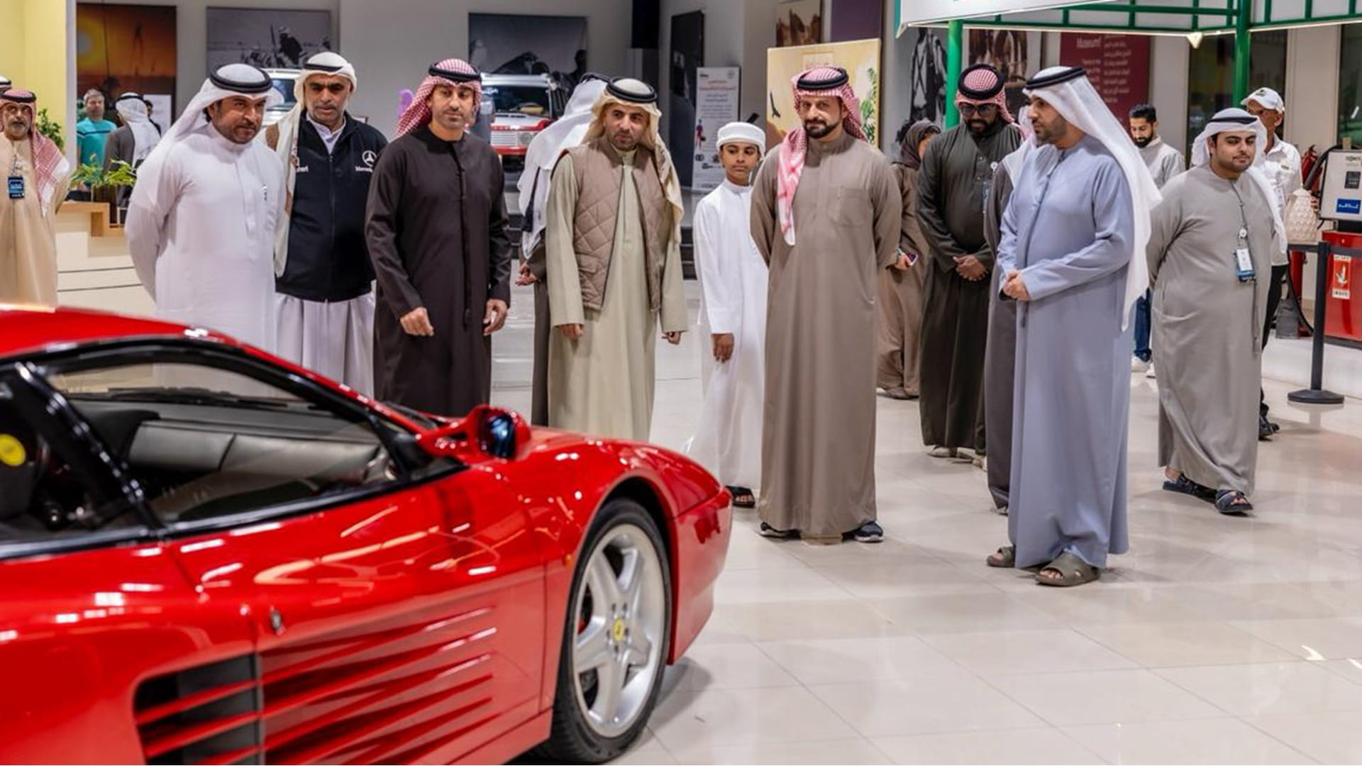 خالد القاسمي يزور مهرجان الشارقة للسيارات القديمة ويشيد بأهميته 