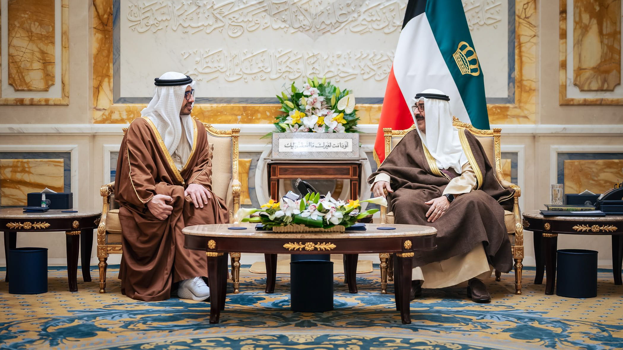 أمير الكويت وعبد الله بن زايد يبحثان العلاقات الأخوية الراسخة 