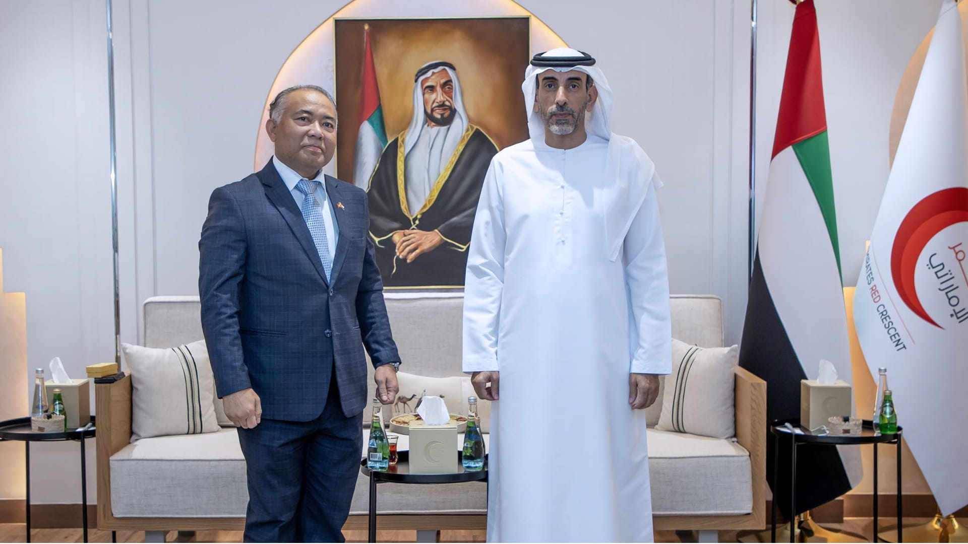 الهلال الأحمر الإماراتي تبحث تعزيز الشراكة الإنسانية مع كمبوديا 