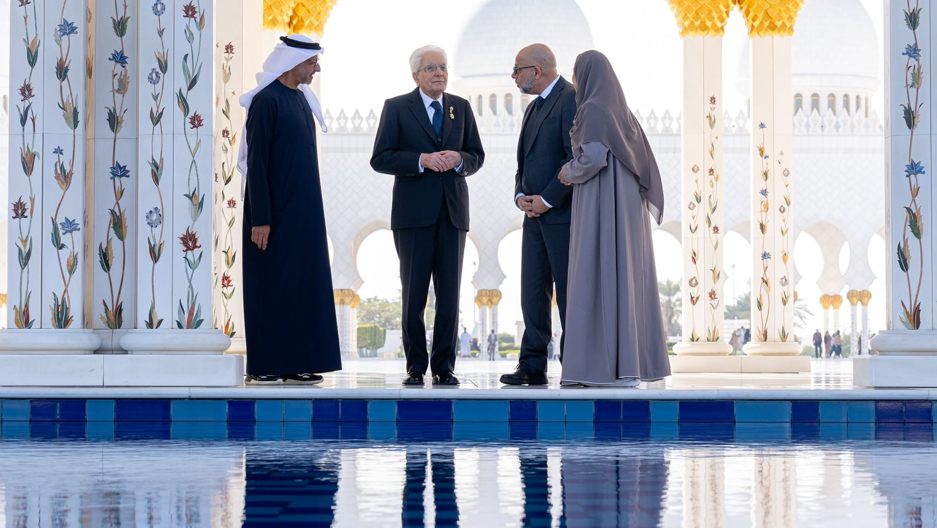 الرئيس الإيطالي يطلع على رسالة جامع الشيخ زايد الكبير في أبوظبي 