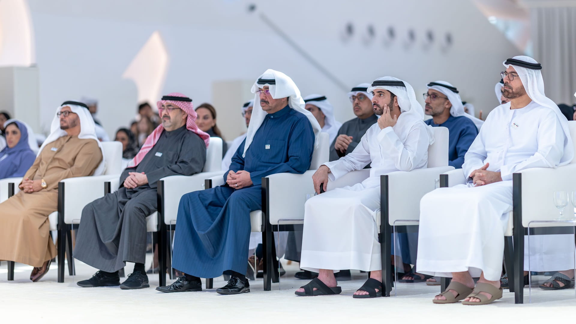 ولي عهد دبي ووزير الدفاع الكويتي يشهدان جانباً من المنتدى الإعلامي 