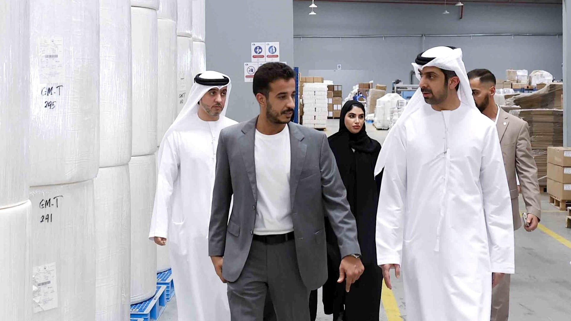 "اقتصادية الشارقة" تعزز التواصل مع السوق وتكرم أقدم رخصة تجارية 