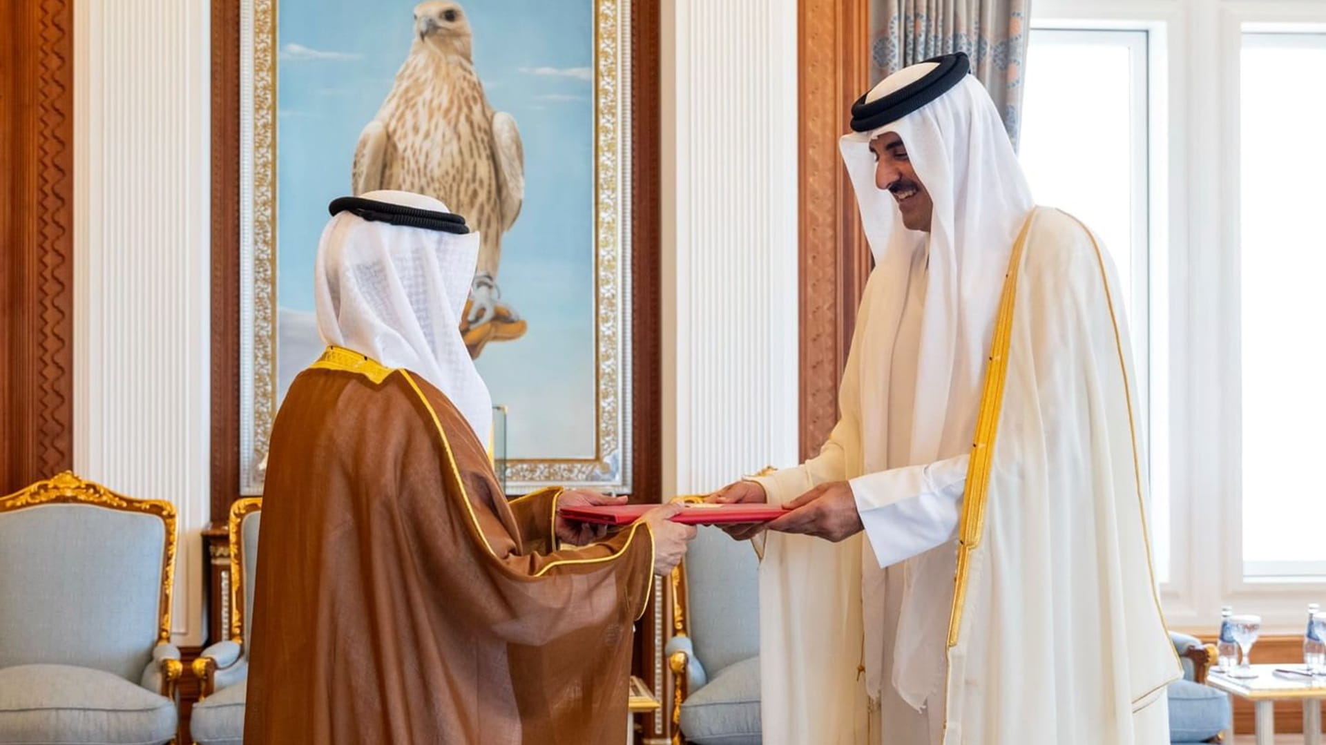 صورة بعنوان: سفير دولة الإمارات يقدم أوراق اعتماده إلى أمير دولة قطر 