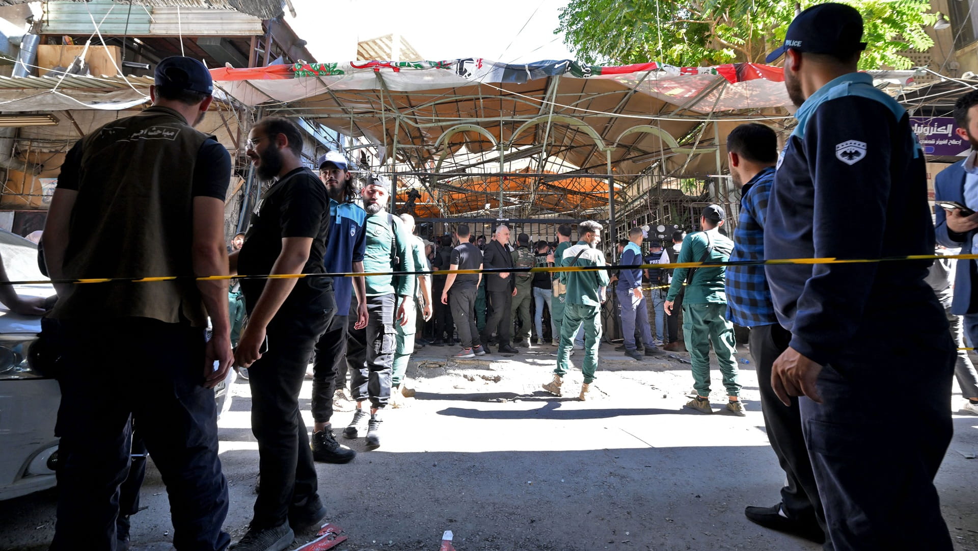 صورة بعنوان: وفاة 6 مدنيين وإصابة 22 بانفجار عبوة ناسفة في مقهى بدمشق 